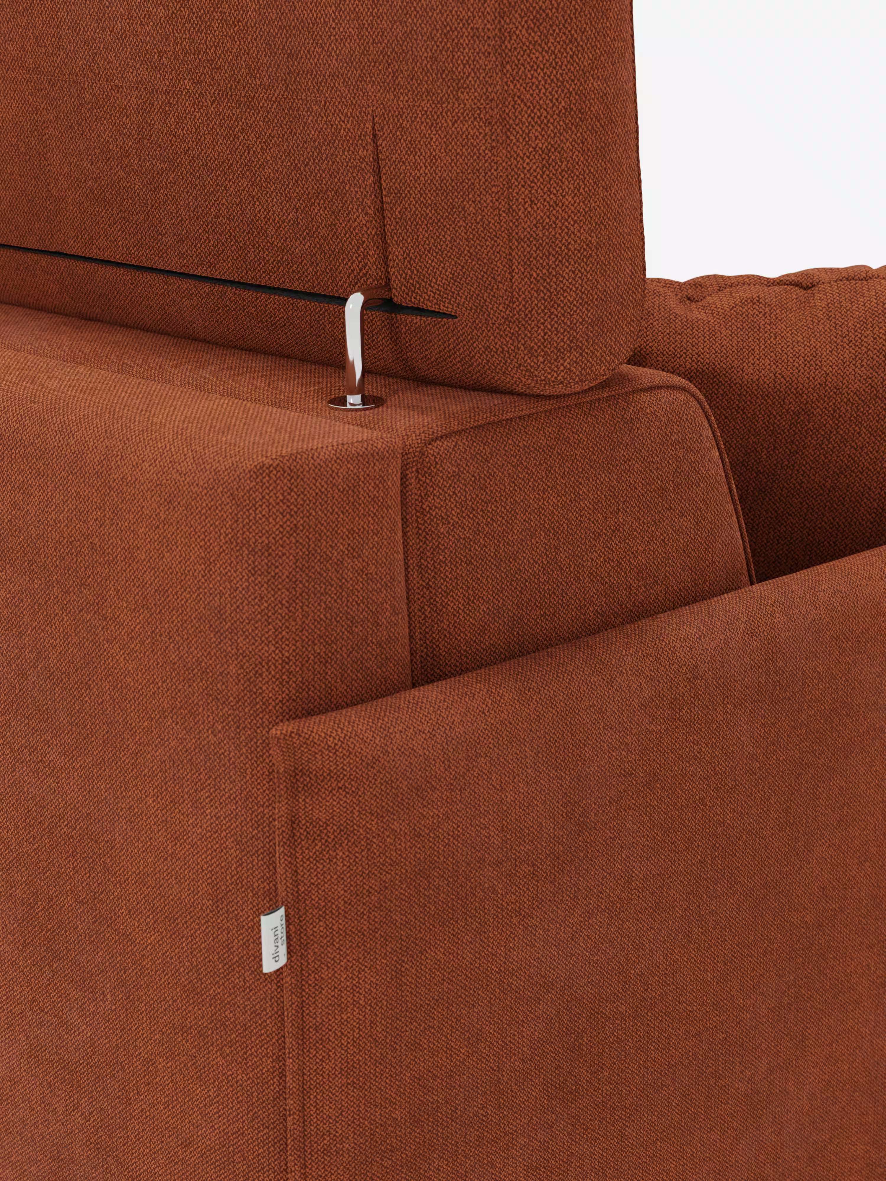Primo piano del divano letto matrimoniale Sole di Divani.Store, realizzato in tessuto T23 resistente alle macchie color ruggine e caratterizzato da un design compatto di ispirazione scandinava. L'immagine mette in risalto il poggiatesta regolabile, sostenuto da una sottile asta metallica inserita nello schienale, e una piccola etichetta in tessuto bianco sul lato. Lo sfondo è bianco a tinta unita.