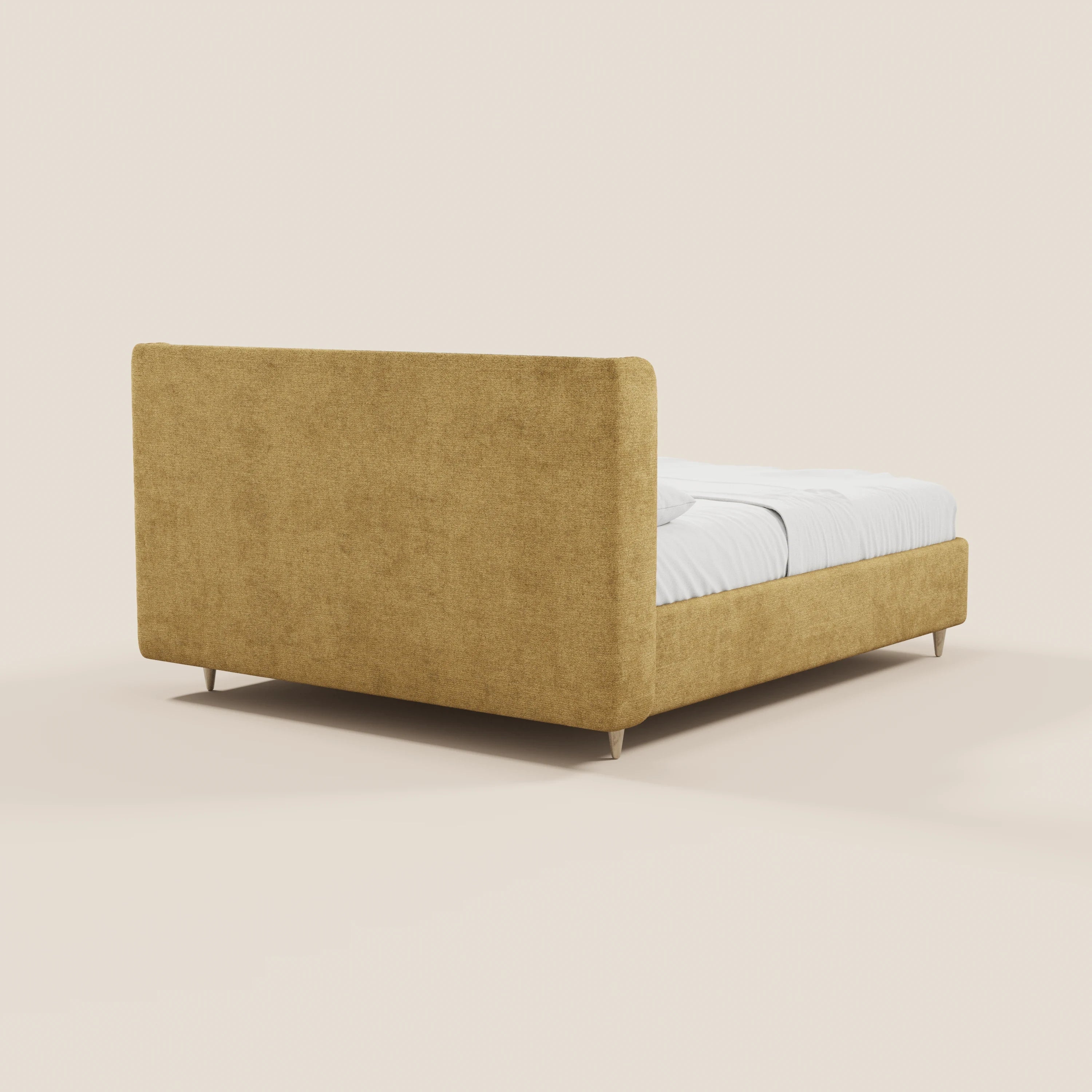 Il letto imbottito bicolore VALKIRIA di Letti.store, dotato di contenitore, cuscini per lo schienale e testiera curva avvolgente in giallo senape, è presentato di profilo con biancheria bianca su uno sfondo chiaro che ne esalta il design minimalista italiano.