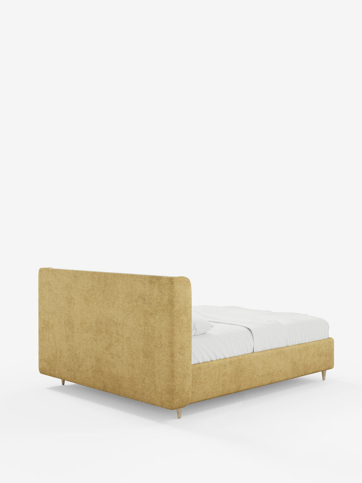 Un letto imbottito VALKIRIA basso e moderno, bicolore e con contenitore, di Letti.store, presenta una struttura imbottita di colore giallo senape con gambe corte. La morbida testiera curva avvolgente e i cuscini dello schienale sono completati da una biancheria da letto bianca disposta con cura, che comprende lenzuola e un piumone. Lo sfondo è bianco a tinta unita.