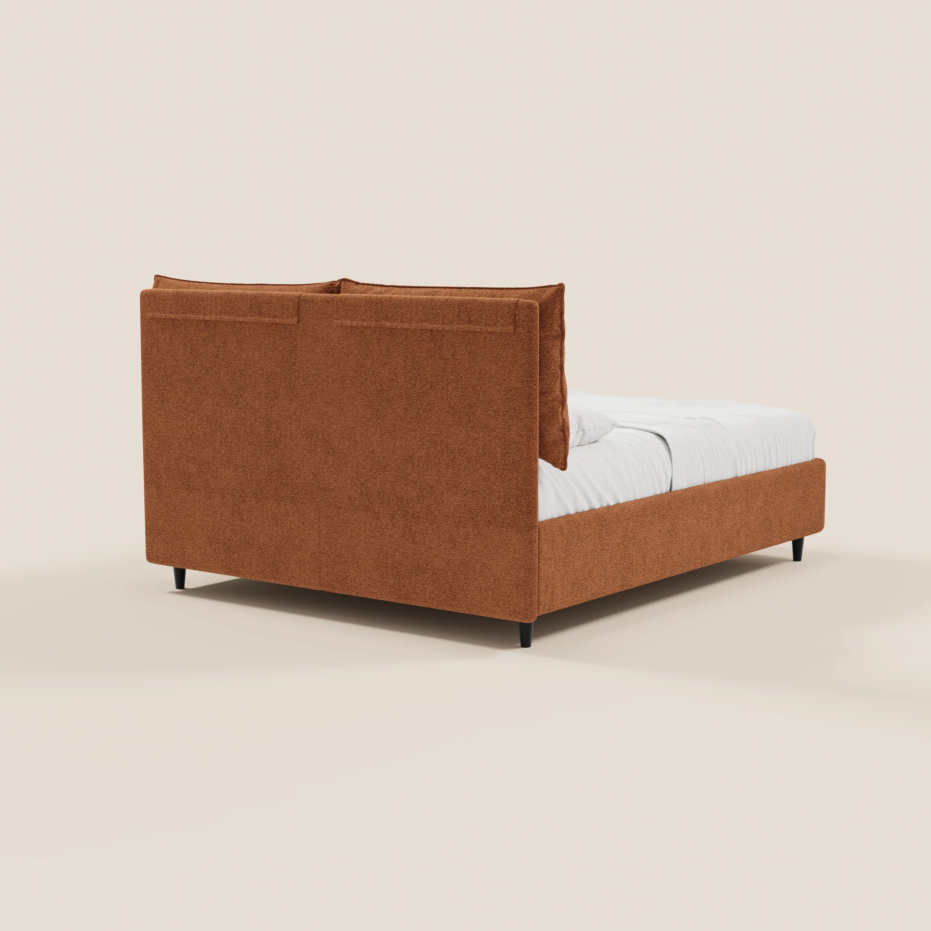 Il letto imbottito ZAYRON di Letti.store è realizzato con tessuto certificato Oeko-Tex®, dispone di un ampio vano contenitore e di morbidi cuscini regolabili. Il suo design moderno, nel colore ruggine, è impreziosito da un'alta testiera imbottita e da sottili gambe nere.