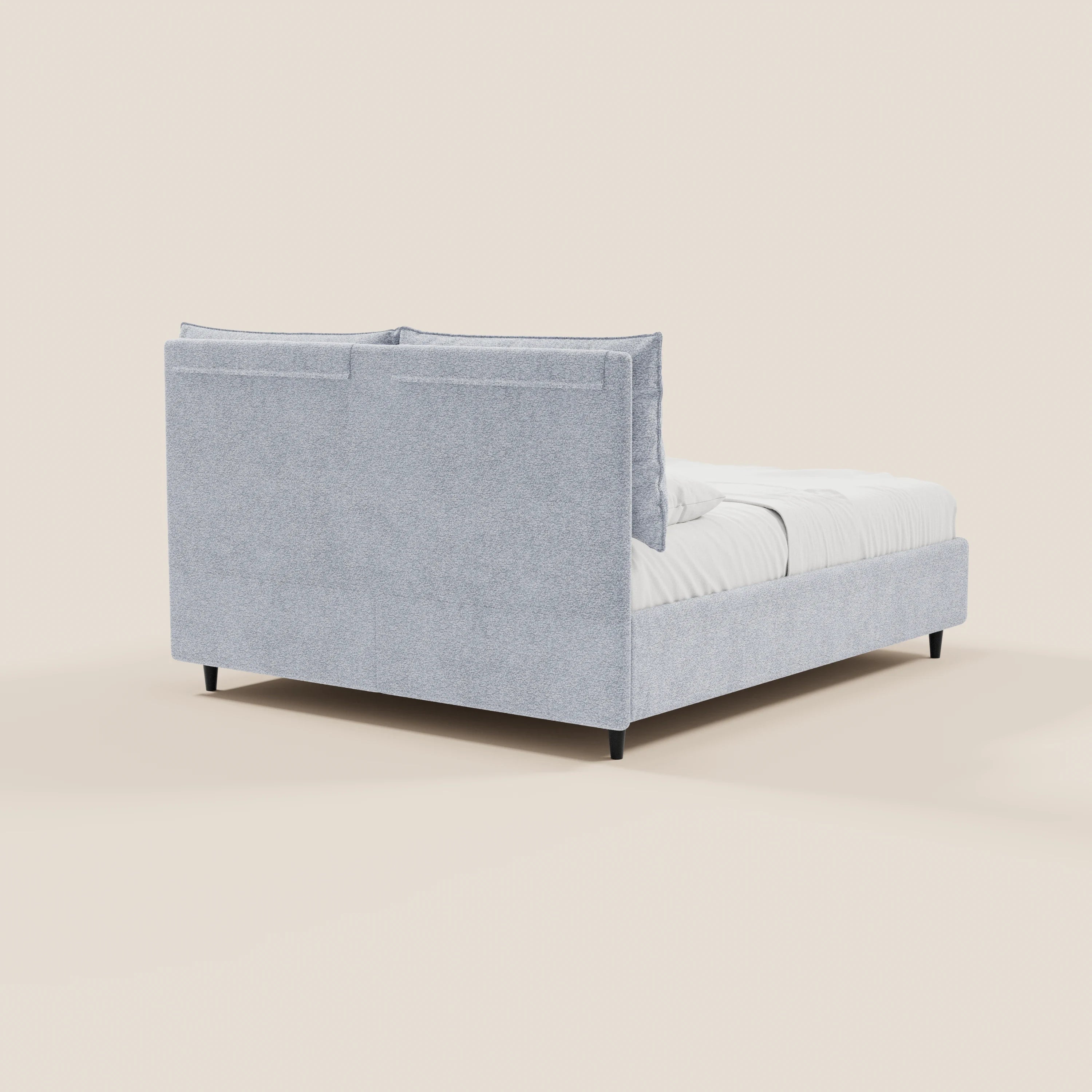 Il letto imbottito ZAYRON di Letti.store presenta un design moderno in tessuto certificato Oeko-Tex®, una testiera alta, una pediera abbinata, gambe corte nere, cuscini regolabili e un vano contenitore integrato in grigio chiaro.