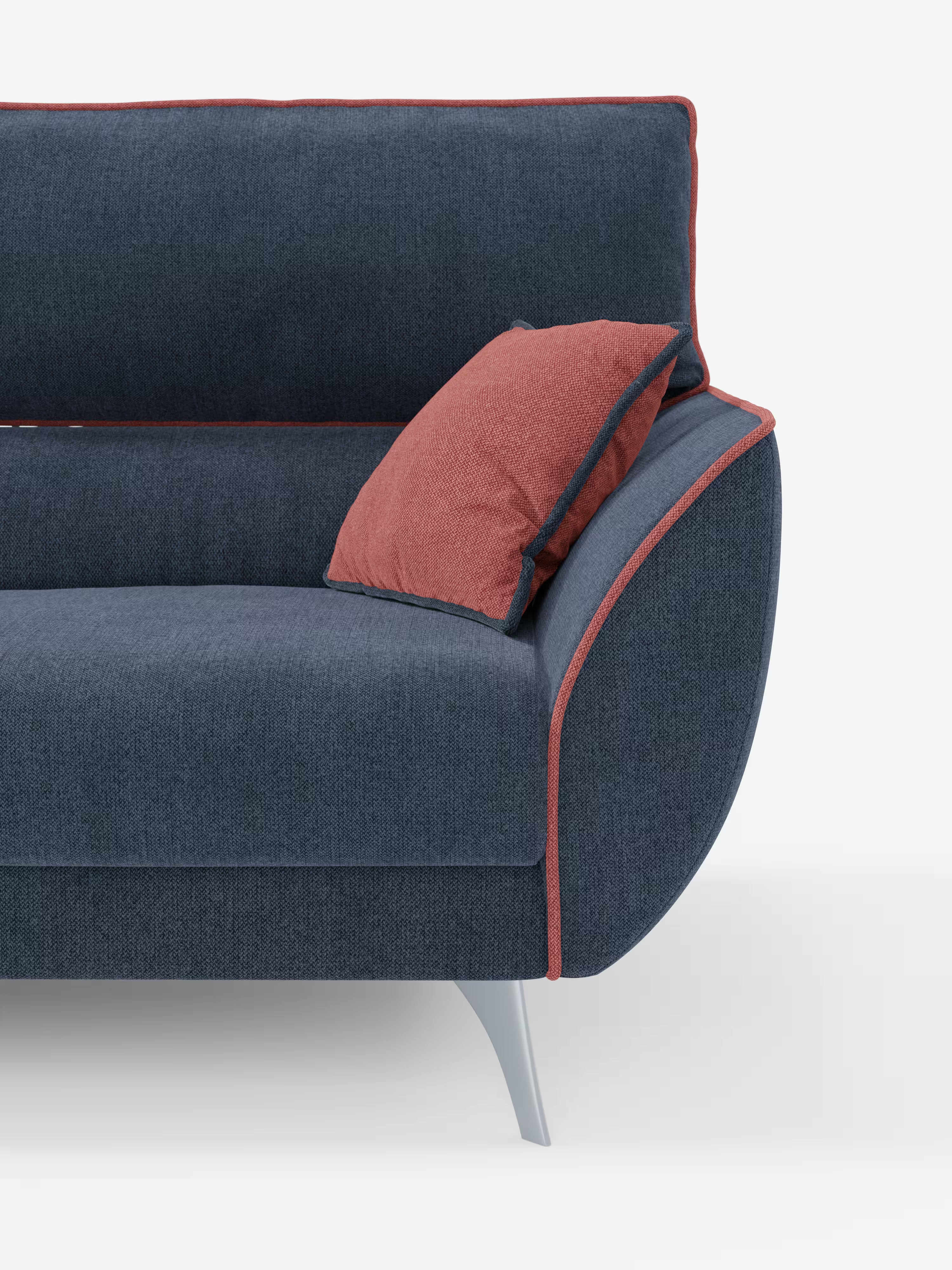 Il divano Michelangelo 4 Posti bicolore di Divani.Store, dalle linee eleganti e contemporanee, si presenta con un design moderno in blu navy, caratterizzato da braccioli curvi, bordino rosa e gambe grigie angolate. Un cuscino decorativo rosa è appoggiato su uno dei braccioli, mentre lo sfondo bianco a tinta unita mette in risalto la silhouette raffinata del divano. Questo divano offre tre sedute estensibili e poggiatesta regolabili, il tutto rivestito in tessuto T23 facile da pulire.