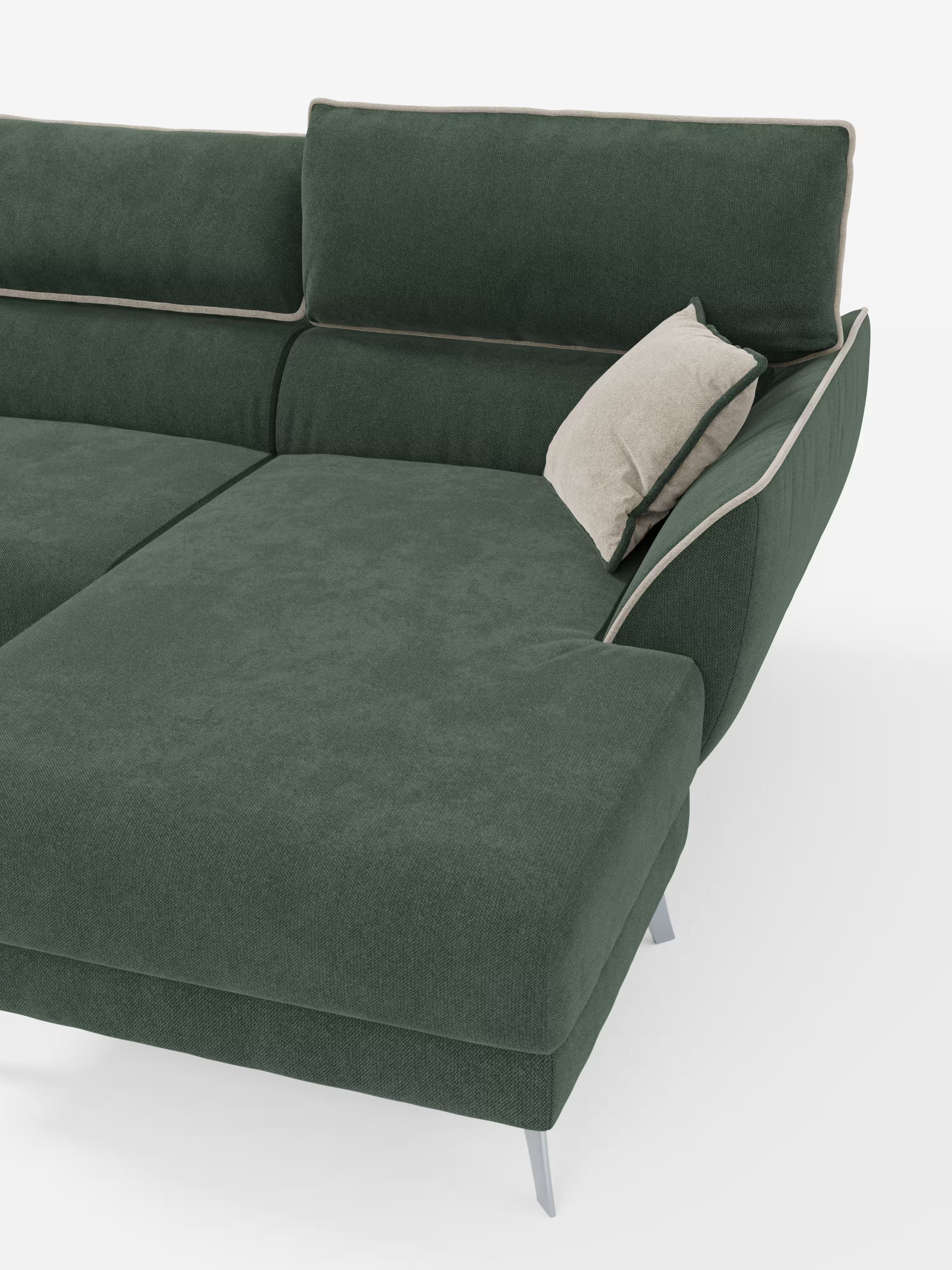 Il divano angolare Michelangelo di Divani.Store presenta un design modulare moderno bicolore, con rivestimento in tessuto T23 verde scuro antimacchia e una chaise longue. È caratterizzato da gambe angolari argentate e da un unico cuscino decorativo beige chiaro sul lato destro, con raffinati dettagli di bordatura lungo i bordi e poggiatesta regolabili per un maggiore comfort. Lo sfondo è bianco a tinta unita.
