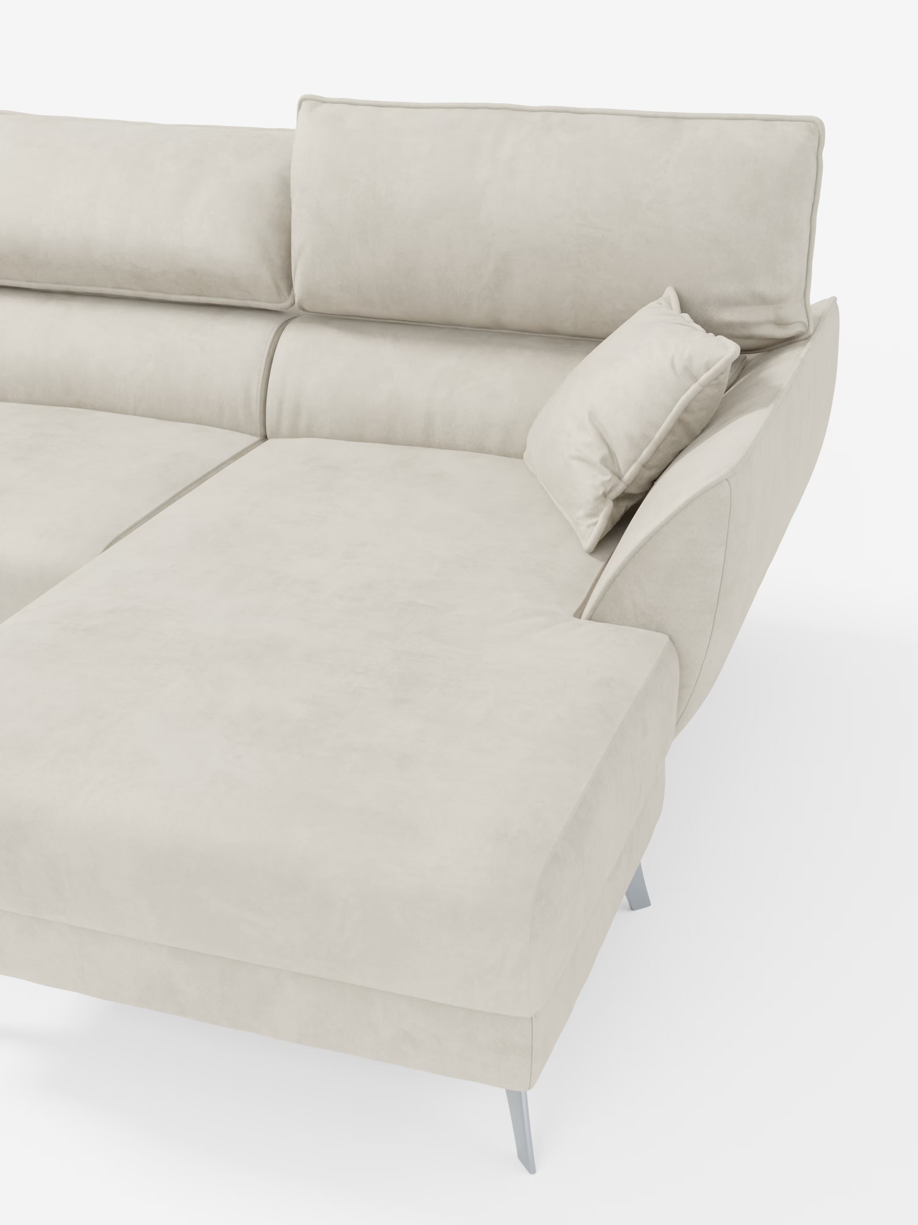 Un primo piano del divano angolare con penisola e sedute estensibili “Michelangelo” di Divani.Store, rivestito in raffinato tessuto smacchiabile effetto vellutino T30 color beige chiaro. Questo moderno divano componibile presenta morbidi cuscini, uno schienale leggermente inclinato con poggiatesta regolabili, un piccolo cuscino decorativo e sottili gambe in metallo. Lo sfondo è completamente bianco.