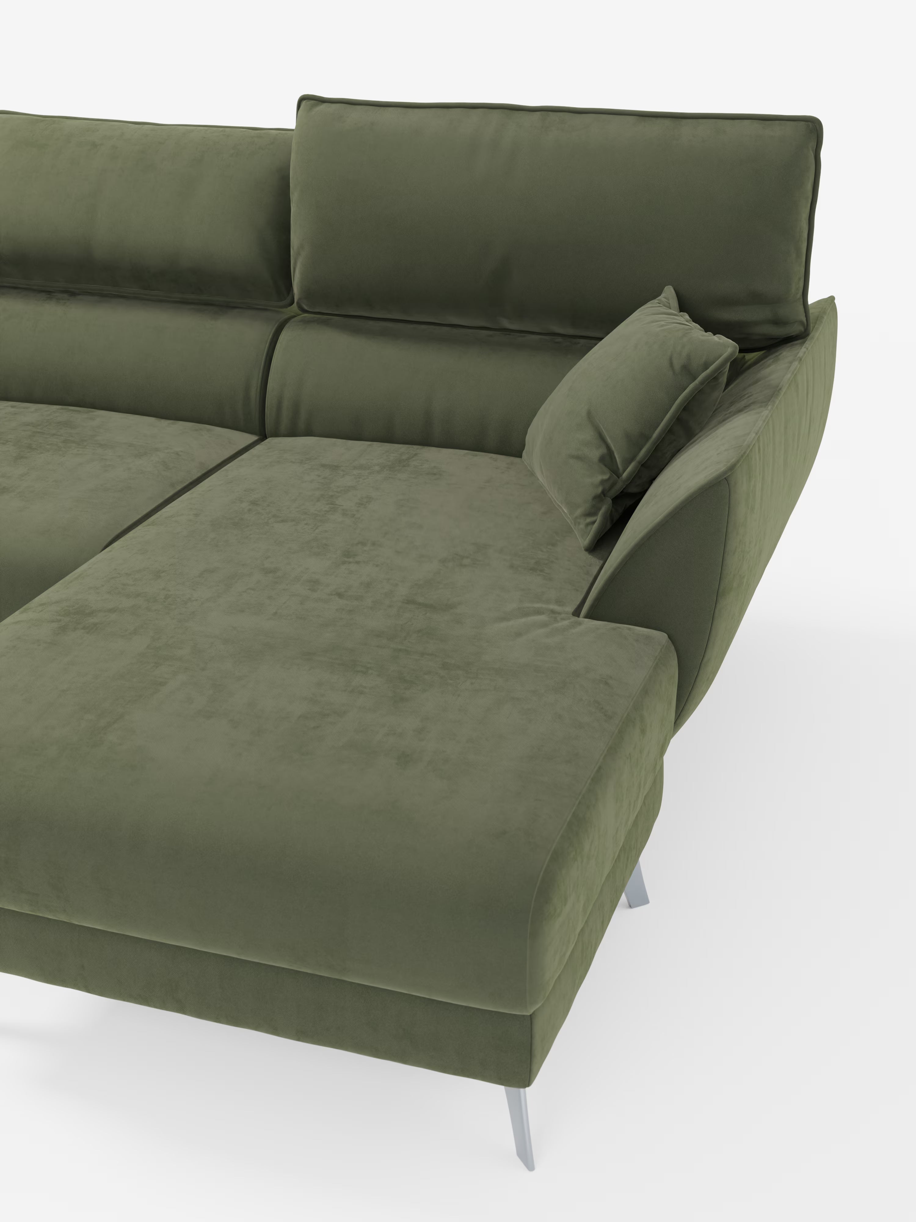 Sezione del divano angolare con penisola e sedute estensibili “Michelangelo” di Divani.Store, rivestito in raffinato tessuto smacchiabile verde oliva effetto vellutino T30, caratterizzato da morbidi cuscini e da un bracciolo angolare. Sostenuto da sottili gambe argentate e incorniciato da uno sfondo bianco, questo divano componibile offre ampie sedute estensibili e poggiatesta reclinabili per un maggiore relax e un comfort moderno nel vostro salotto.