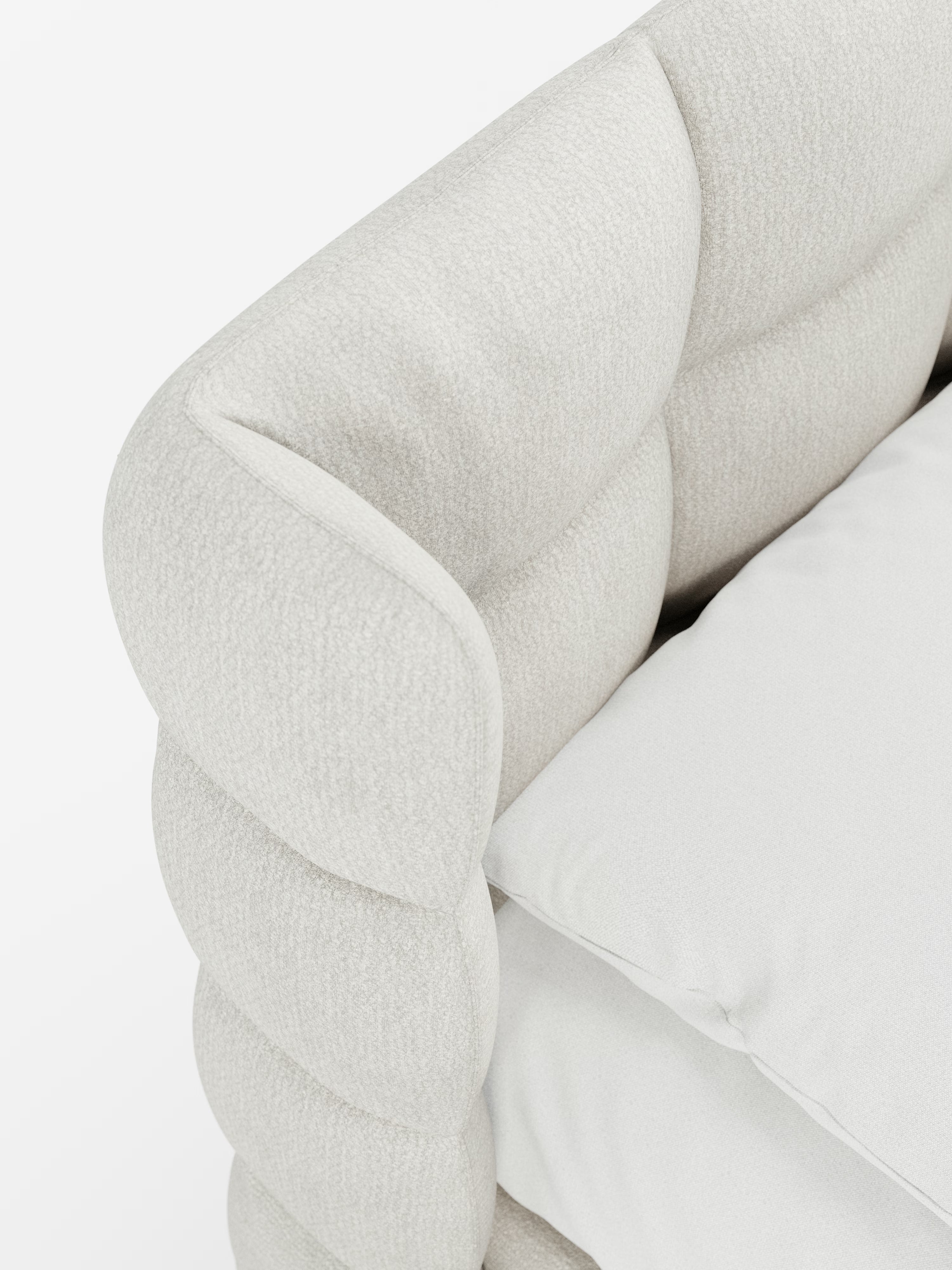 Primo piano del letto imbottito RAGNAR di Letti.store, che mette in risalto l’angolo della sua raffinata testiera capitonné avvolgente. I braccioli e lo schienale sono rivestiti con un elegante tessuto beige chiaro certificato Oeko-Tex®, che trasmette un senso di morbido comfort. La seduta imbottita riprende l’aspetto accogliente e materico, sottolineando il design morbido e invitante del letto con il suo vano contenitore integrato.