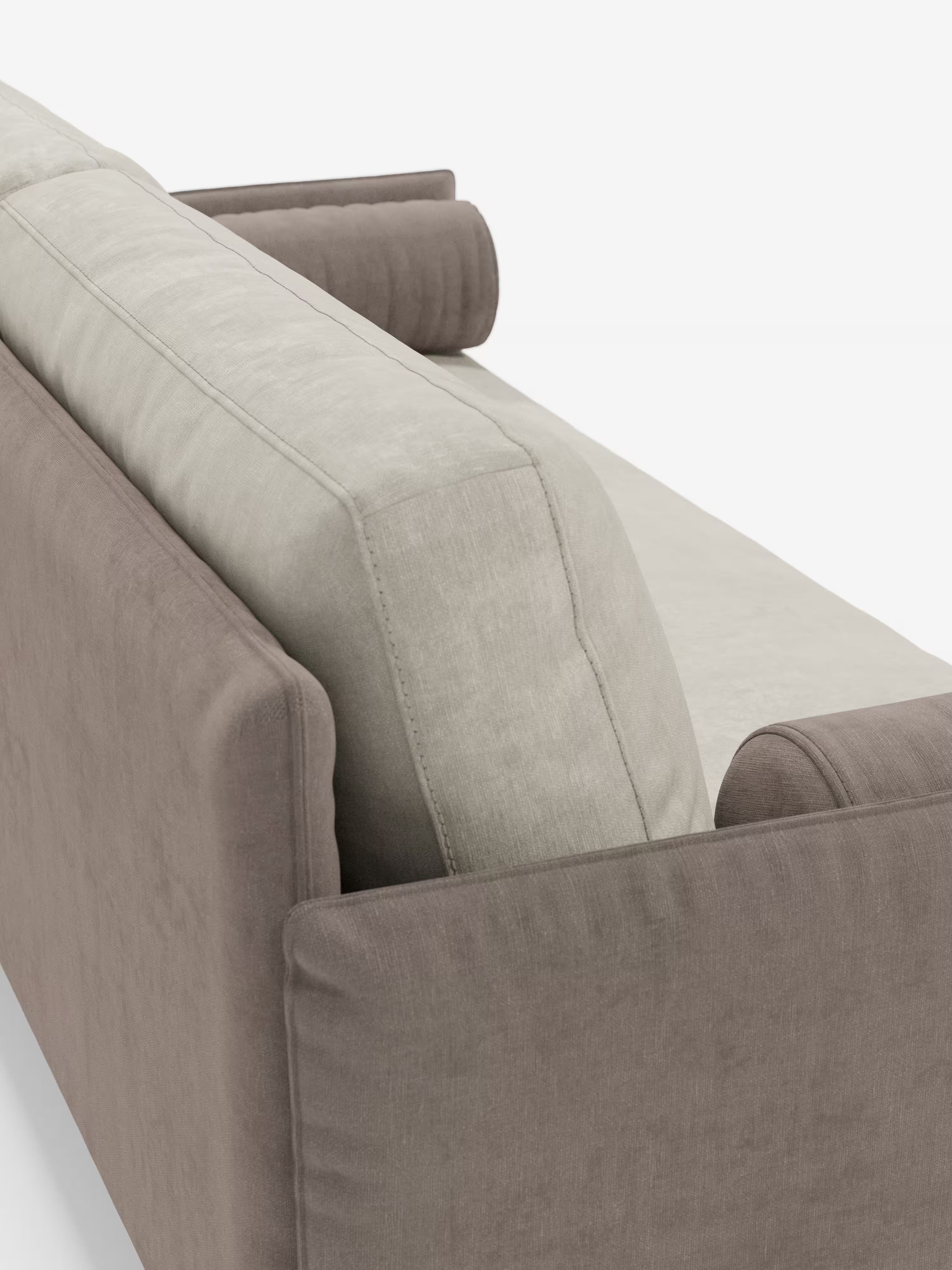 Una vista ravvicinata e angolata del divano Basalto a 2 o 3 posti bicolore di Divani.Store, caratterizzato da morbidi fianchi color taupe-marrone e da seduta e schienale imbottiti in beige chiaro, rivestiti in tessuto T31 antimacchia. Questo elegante divano monoposto presenta una base in metallo, schienali imbottiti in piuma d'oca e include un cuscino cilindrico su un'estremità. Lo sfondo è bianco a tinta unita.