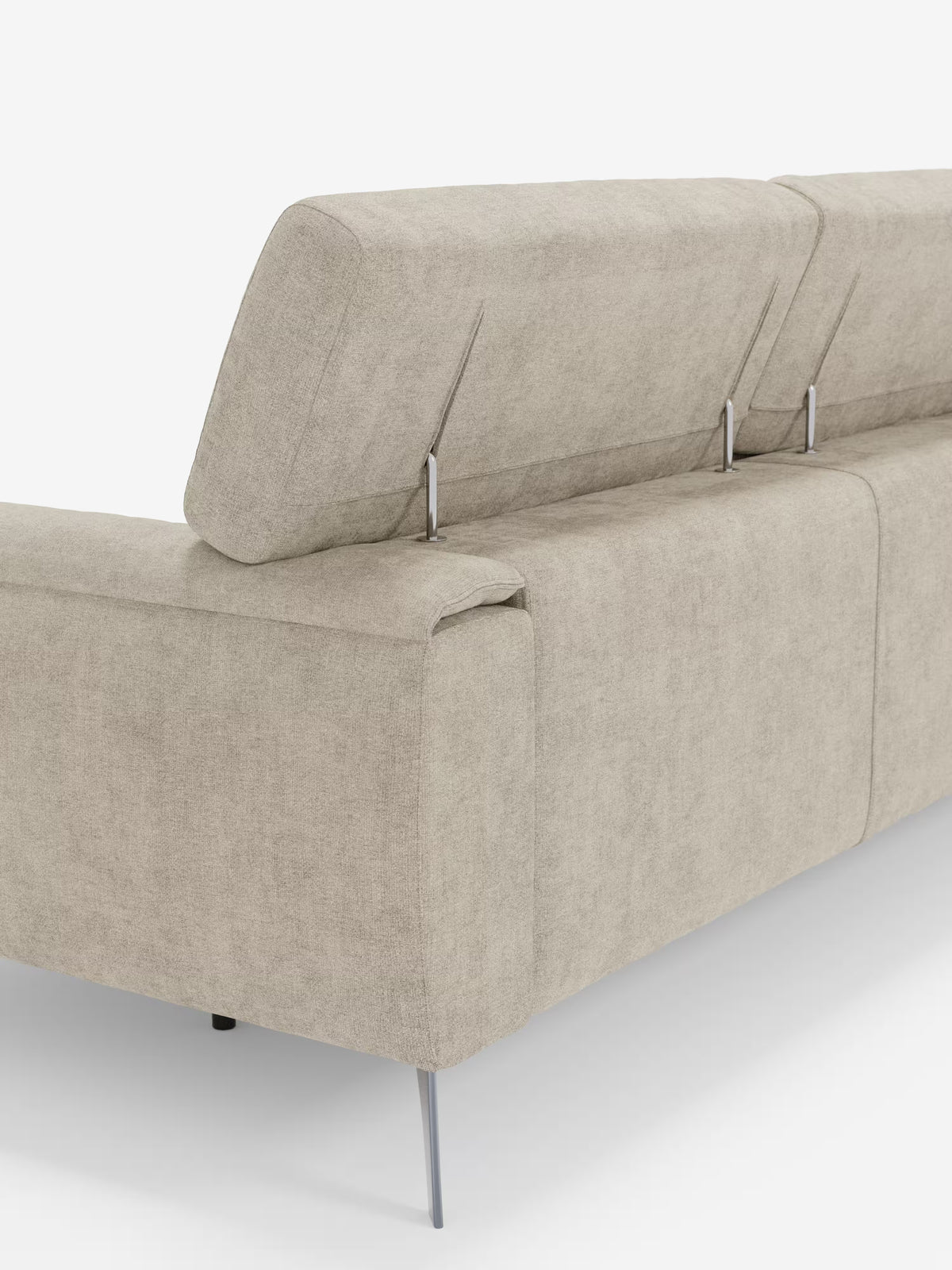 Vi presentiamo il divano Caravaggio a 4 posti con tre sedute scorrevoli di Divani.Store: un divano contemporaneo a quattro posti rivestito in tessuto T31 beige chiaro lavabile, dotato di tre poggiatesta reclinabili e gambe sottili in metallo. L'immagine mette in risalto il design angolare dello schienale e le linee pulite, su uno sfondo bianco a tinta unita.