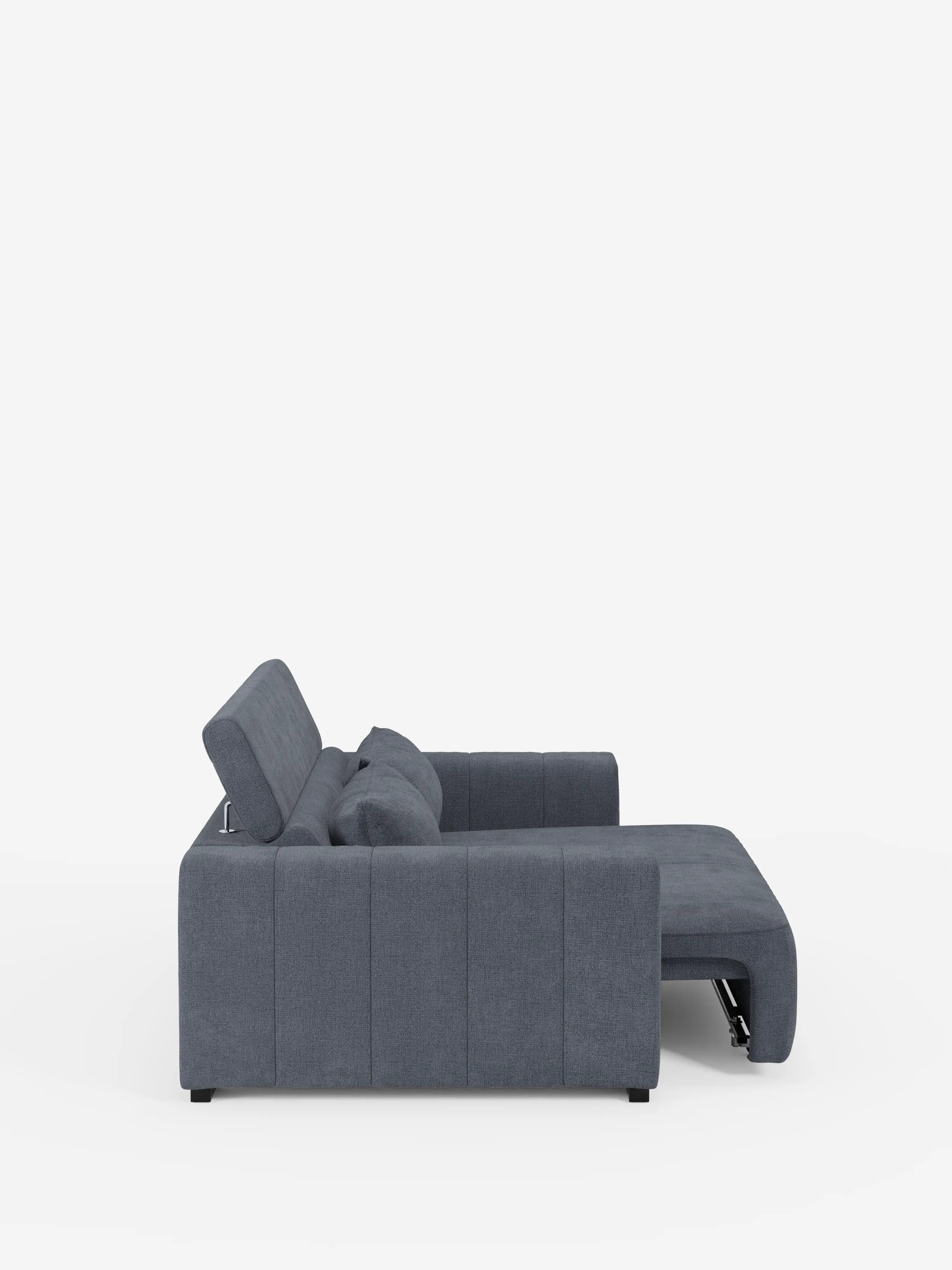 Vista laterale del divano dorico a 3 posti con sedute allungabili tramite meccanismo relax elettrico di Divani.Store, caratterizzato da un moderno rivestimento in tessuto T23 grigio antimacchia, poggiatesta reclinabili regolabili e sedute allungabili elettricamente che formano una chaise longue: un pezzo esemplare che coniuga perfettamente comfort e design contemporaneo su uno sfondo bianco a tinta unita.