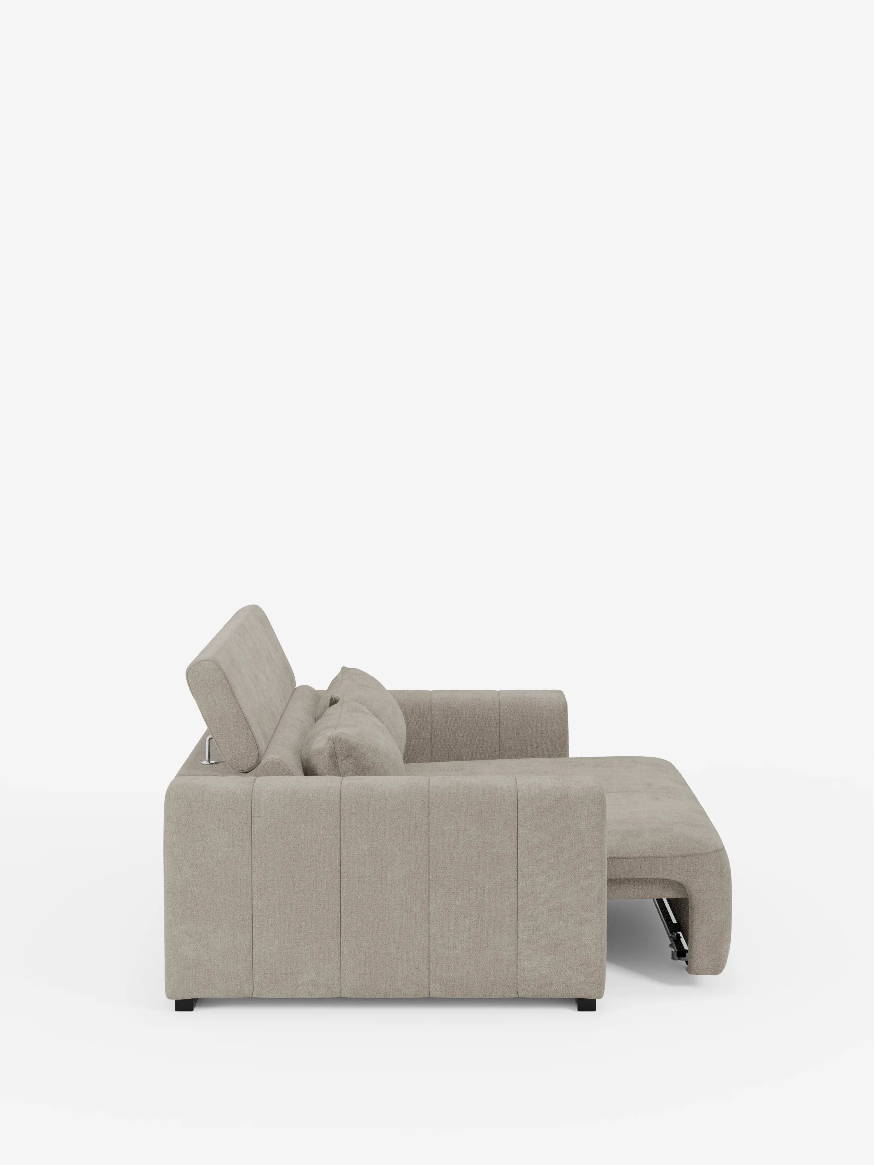 Vista laterale del divano dorico a 3 posti di Divani.Store, presentato in tessuto T23 grigio chiaro smacchiabile con cuscini trapuntati a quadrati, gambe basse nere e sedute allungabili tramite meccanismo relax elettrico con poggiatesta reclinabili: questo design contemporaneo offre sia stile che funzionalità versatile, in primo piano su uno sfondo bianco a tinta unita.