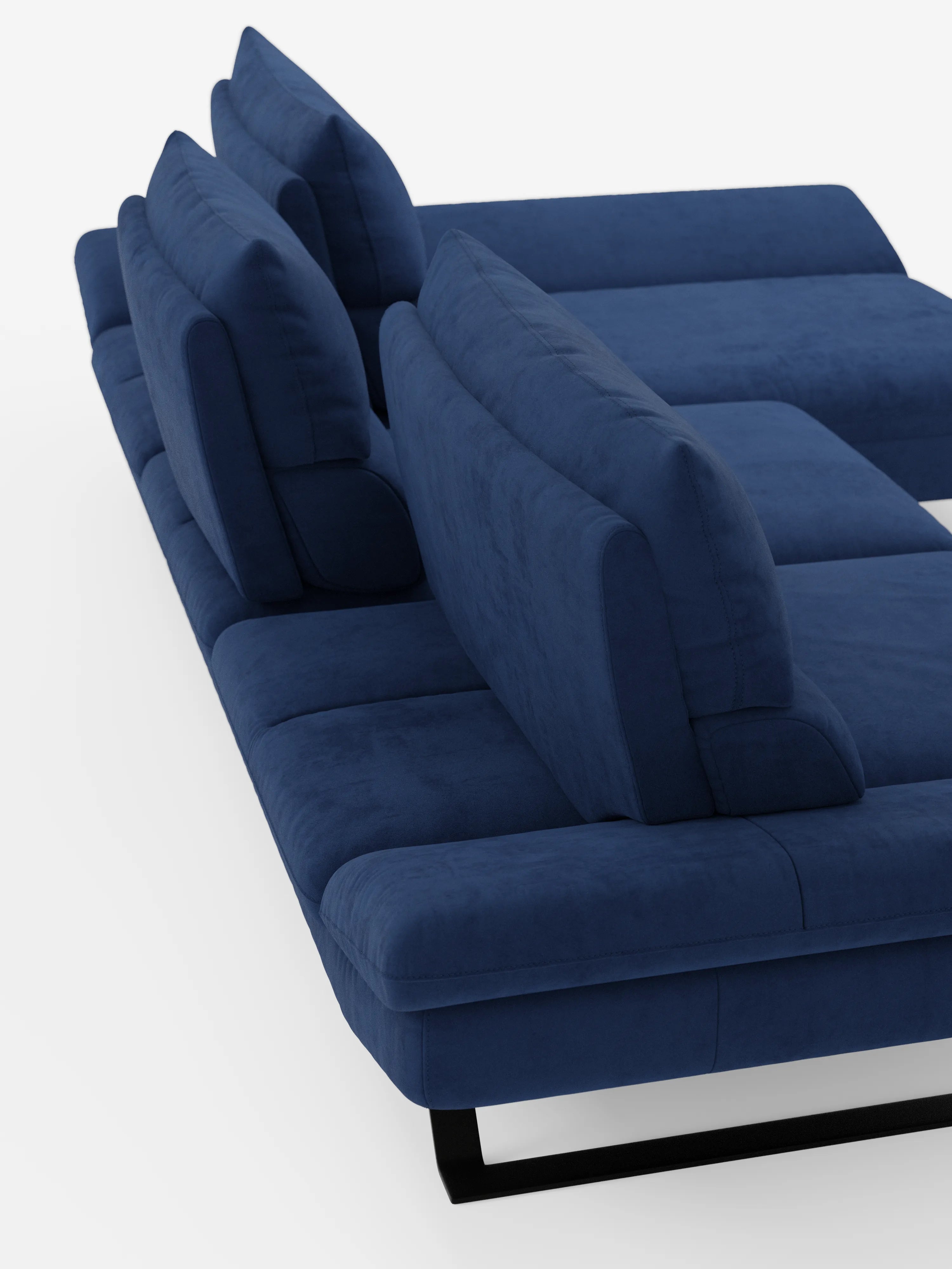 Il divano angolare con penisola e schienali traslanti Eclipse di Divani.Store è un moderno divano componibile rivestito in pregiata microfibra tecnica T11 resistente alle macchie, in blu navy. Raffigurato in una vista angolare dall’alto su sfondo bianco, presenta cuscini spessi e morbidi, un design elegante e dal profilo ribassato con gambe in metallo nero e una comoda chaise longue (penisola) per un comfort ancora maggiore.