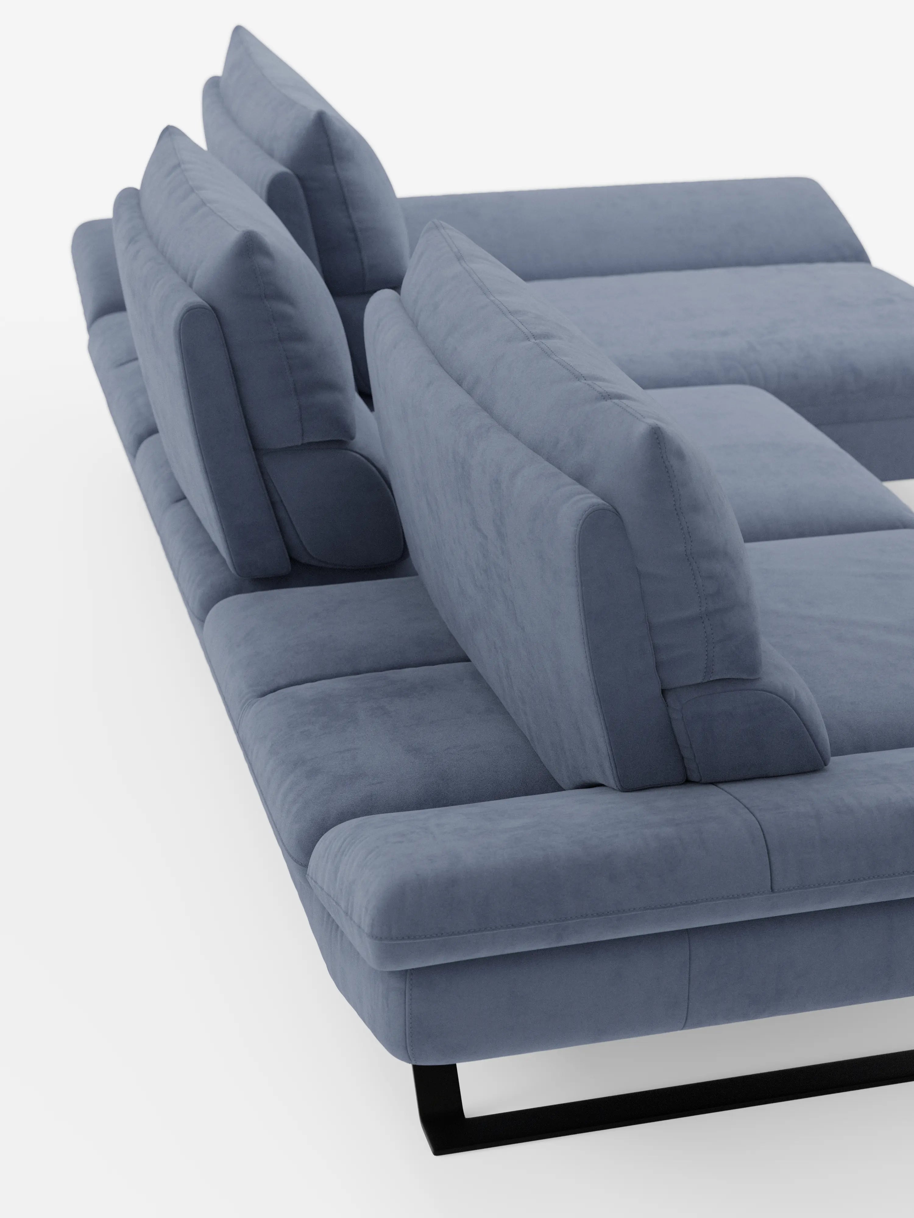 Il divano angolare Eclipse con penisola e schienali traslanti in microfibra tecnica smacchiabile T11 di Divani.Store è un moderno divano componibile ripreso dall’alto in prospettiva, caratterizzato da un rivestimento in morbido grigio-azzurro con soffici cuscini per schienale e seduta. Il suo design contemporaneo comprende una chaise longue per un comfort ancora maggiore, ampi braccioli ed eleganti gambe in metallo nero. Le linee pulite e lo stile sofisticato del divano risaltano sullo sfondo bianco.