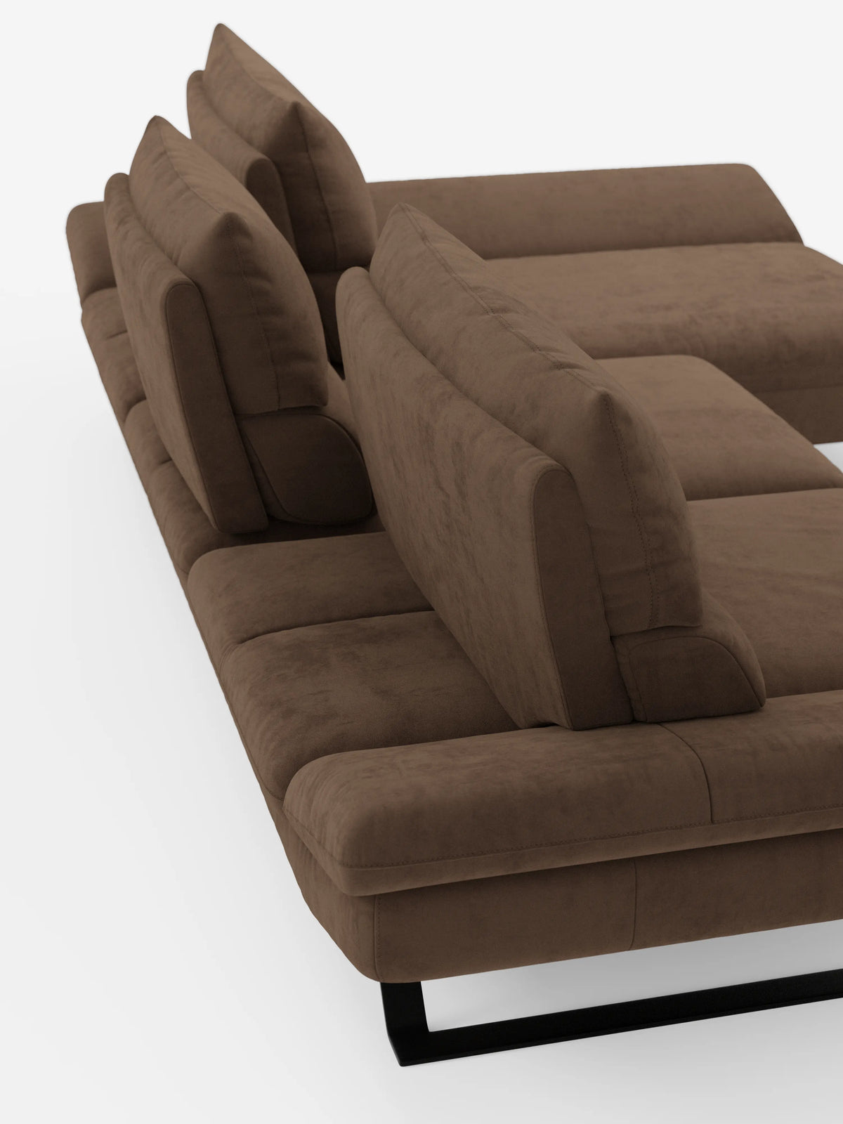 Un divano angolare contemporaneo Eclipse con penisola e schienali traslanti in microfibra tecnica smacchiabile T11 di Divani.Store, caratterizzato da morbidi cuscini e da un rivestimento in microfibra effetto pelle scamosciata, resistente alle macchie, di colore marrone. Visto dall’alto in prospettiva, il divano componibile presenta due sezioni di seduta e ampi braccioli su uno sfondo bianco, con una base sostenuta da eleganti gambe in metallo nero.