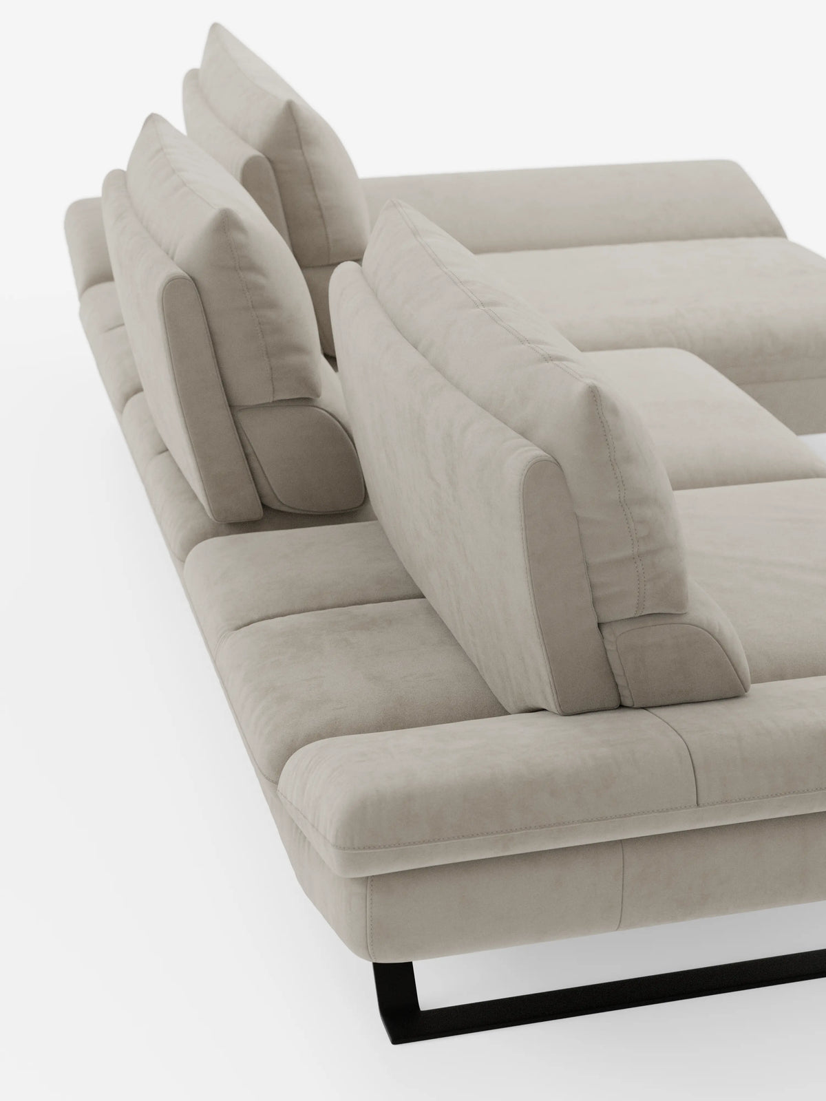 Eclipse, divano angolare con penisola e schienali traslanti in microfibra tecnica smacchiabile T11 di Divani.Store, in beige moderno, presenta cuscini spessi e morbidi con schienali regolabili in stile cuscino per un comfort personalizzato. Il design minimalista è valorizzato da eleganti gambe nere a L in metallo, mentre il rivestimento morbido e vellutato si abbina perfettamente alla comoda chaise longue. Immagine su sfondo bianco semplice.
