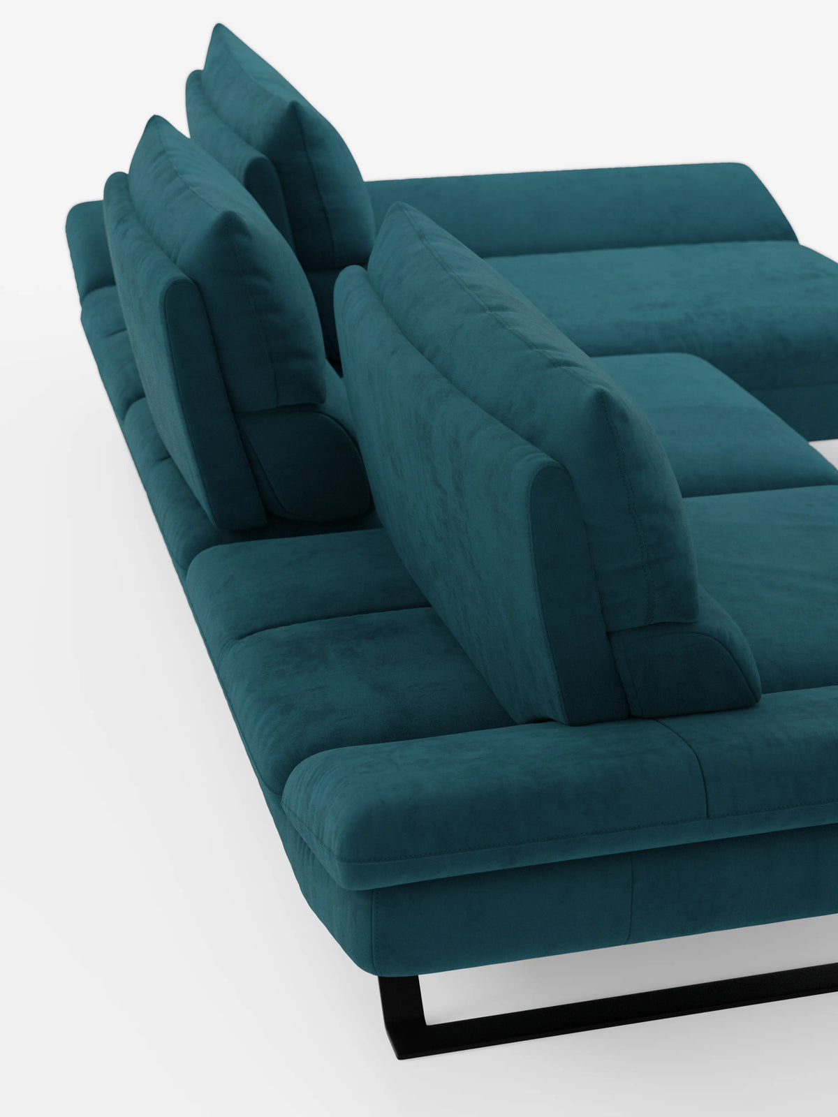 Un divano angolare contemporaneo Eclipse con penisola e schienali traslanti di Divani.Store, rivestito in morbida microfibra tecnica T11 resistente alle macchie, color blu verde acqua. Questo divano componibile presenta morbidi cuscini dello schienale rettangolari e sedute profonde, poggianti su eleganti gambe in metallo nero. Il divano è raffigurato in una vista angolare dall’alto su sfondo bianco, che ne esalta l’aspetto vellutato.