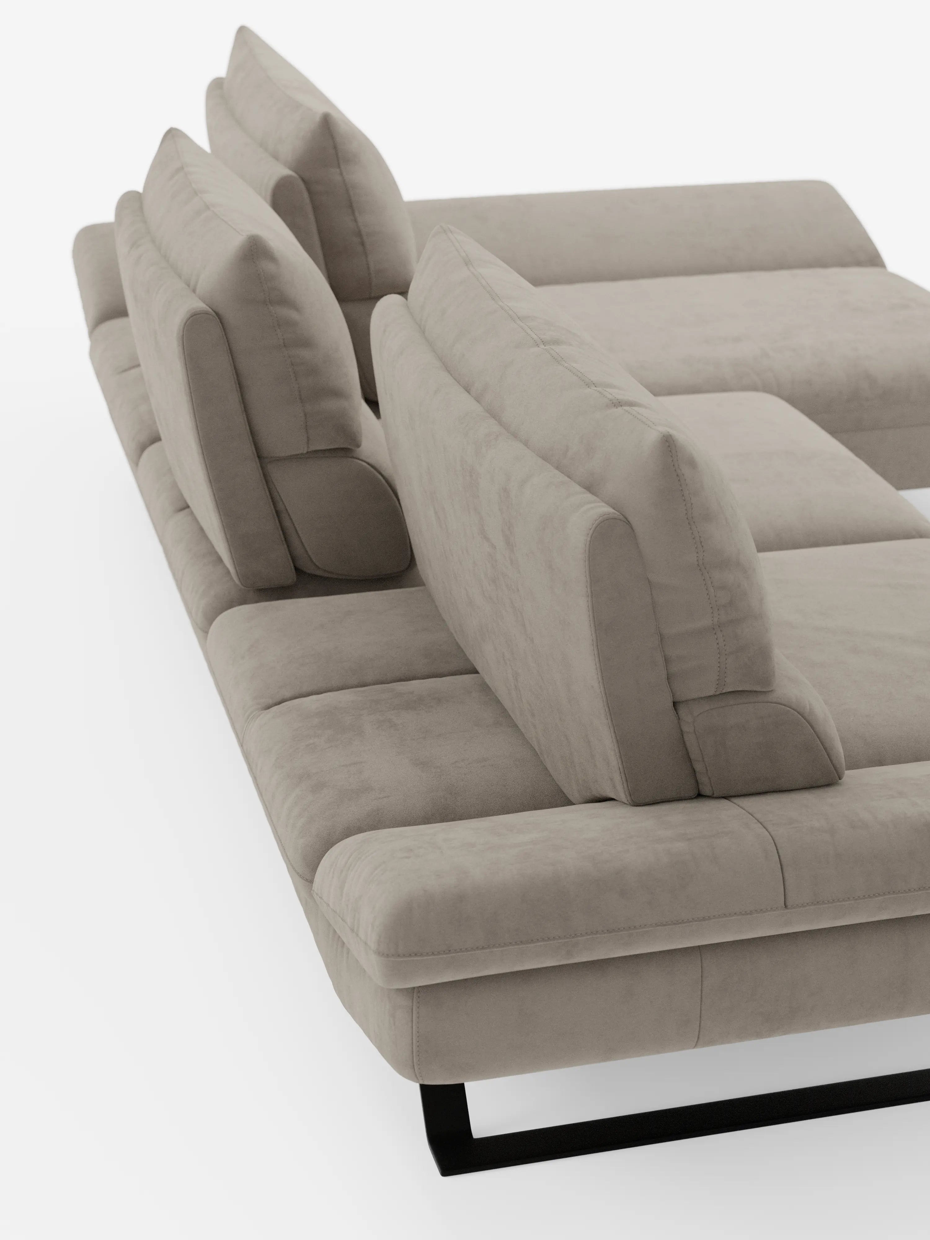 Primo piano del divano angolare Eclipse con penisola e schienali traslanti in microfibra tecnica smacchiabile T11 di Divani.Store, caratterizzato da un moderno design componibile color taupe con morbidi cuscini rettangolari per schienale e seduta, rivestiti in morbida microfibra resistente alle macchie. Dotato di schienali traslanti regolabili per un maggiore comfort e versatilità, questo divano è sostenuto da eleganti gambe in metallo nero e presenta un’estetica pulita e minimalista su uno sfondo bianco.