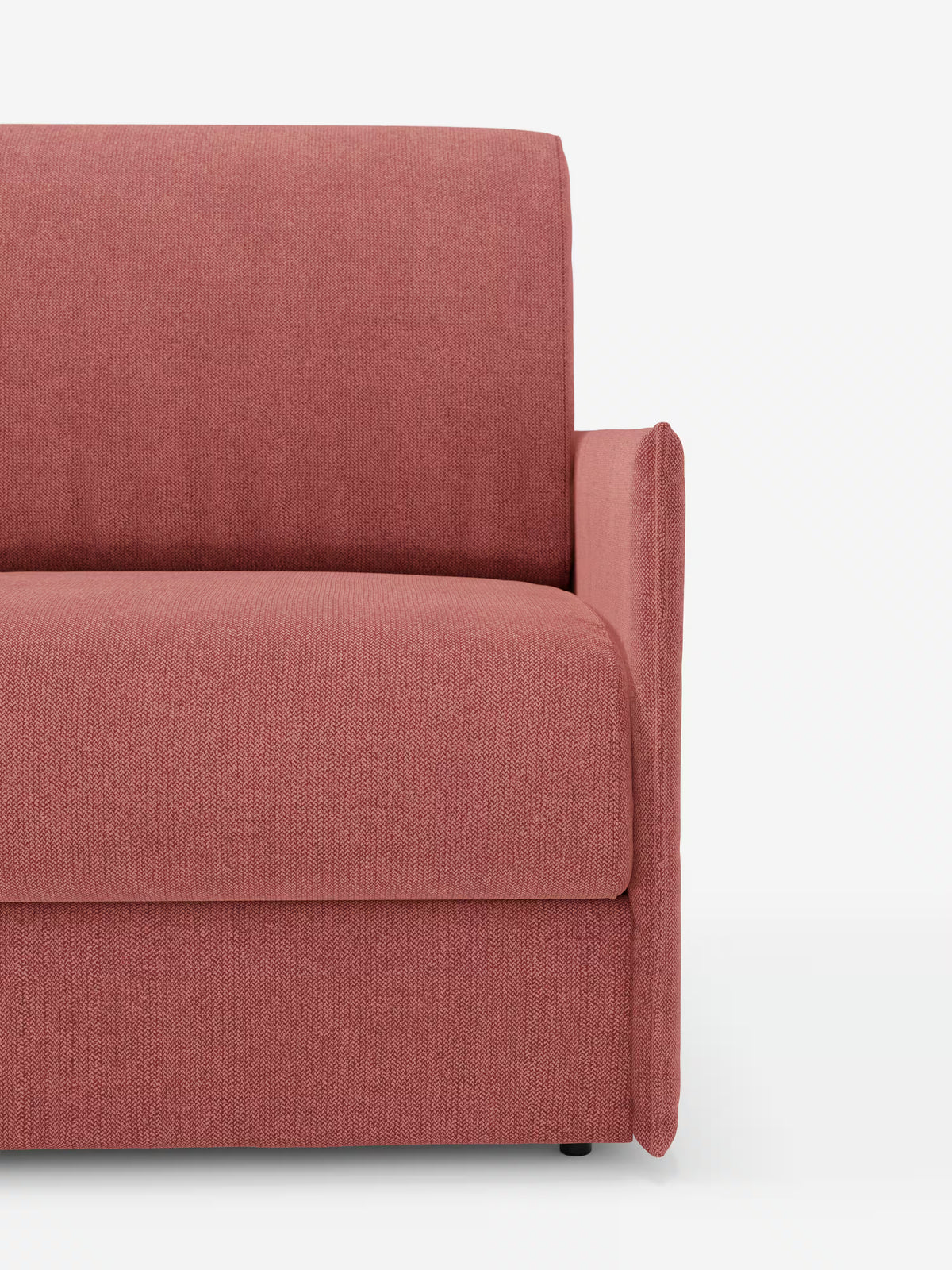 Primo piano della poltrona letto compatta Evans con materasso di Divani.Store, rivestita in tessuto rosa T23 sfoderabile e antimacchia. L'immagine mette in risalto il lato destro di questa versatile poltrona letto salvaspazio, mostrando il bracciolo, la seduta e lo schienale su uno sfondo bianco a tinta unita. Caratterizzata da linee pulite e dritte e da un design semplice, è una soluzione pratica ed elegante per qualsiasi interno contemporaneo.