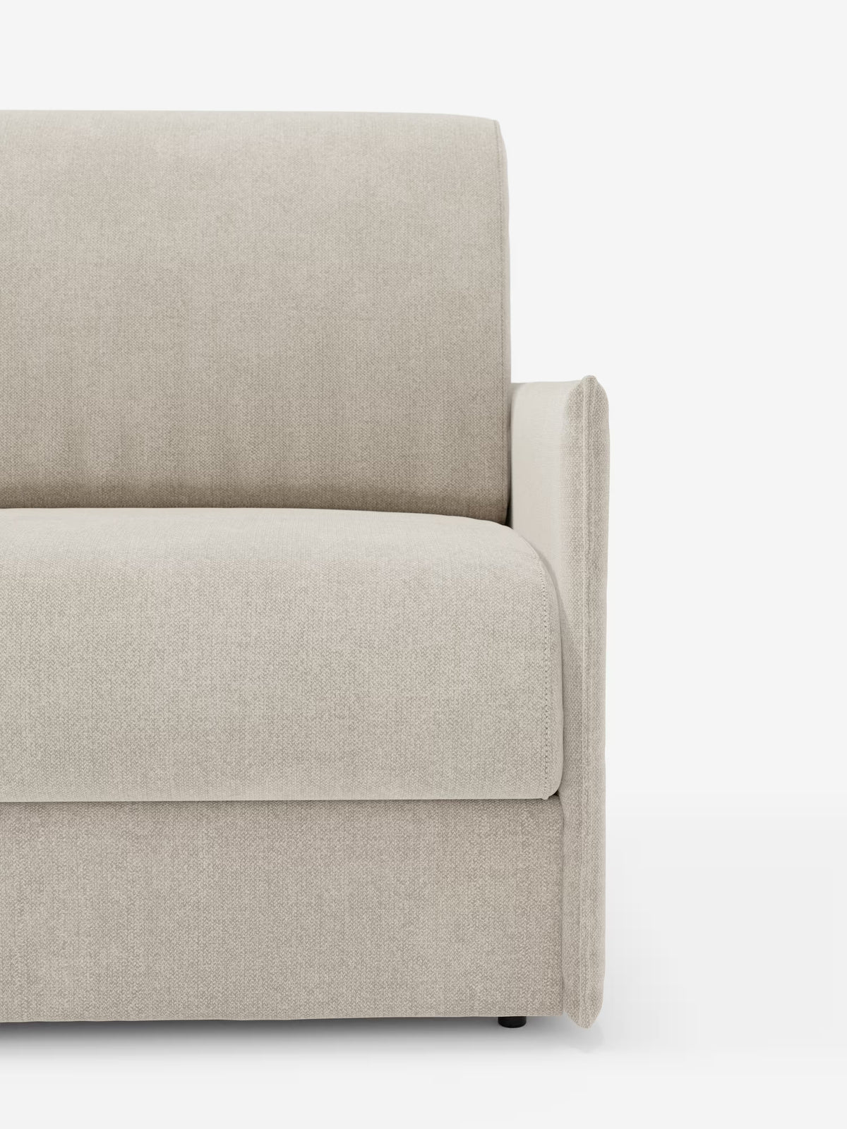 Un primo piano del lato destro della poltrona letto compatta Evans con materasso di Divani.Store, rivestita in tessuto T23 beige chiaro e resistente alle macchie. Questa moderna poltrona presenta uno schienale dritto, un unico bracciolo destro e linee pulite e minimaliste. Progettata con una struttura salvaspazio e dotata di un materasso ortopedico integrato per un comfort ottimale, la sua forma compatta è ideale per ambienti versatili. Lo sfondo bianco a tinta unita mette in risalto il design semplice e