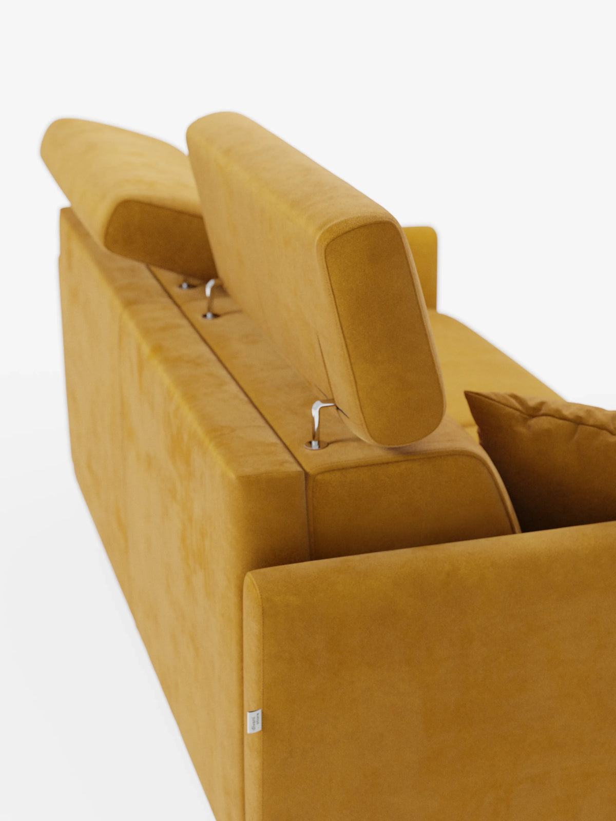 Il divano letto Francy con poggiatesta regolabili di Divani.Store, qui raffigurato in giallo senape, si caratterizza per le linee eleganti e pulite e l’imbottitura morbida. Nella foto, scattata da dietro su uno sfondo bianco, uno dei due poggiatesta regolabili è sollevato mentre l’altro rimane abbassato. Il divano include un cuscino coordinato ed è completamente sfoderabile, con rivestimento in tessuto smacchiabile T30 al 100% per una facile pulizia.