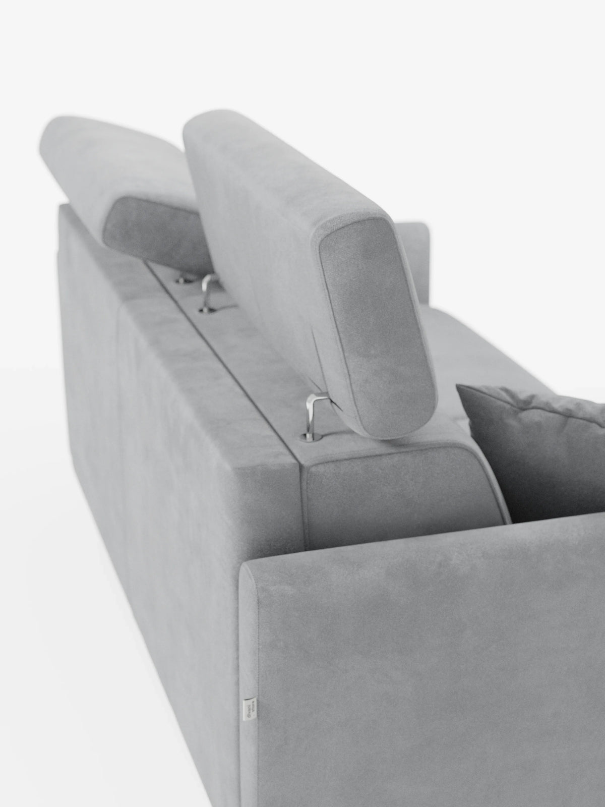 Un divano letto Francy in grigio contemporaneo con poggiatesta regolabili di Divani.Store, ripreso dall’angolo posteriore sinistro, mette in risalto due poggiatesta regolabili: uno sollevato e uno reclinato. Rivestito con un elegante tessuto T30 antimacchia, sfoderabile al 100%, il divano si distingue per la sua texture liscia che risalta sullo sfondo bianco, accentuandone la silhouette minimalista e le linee pulite.