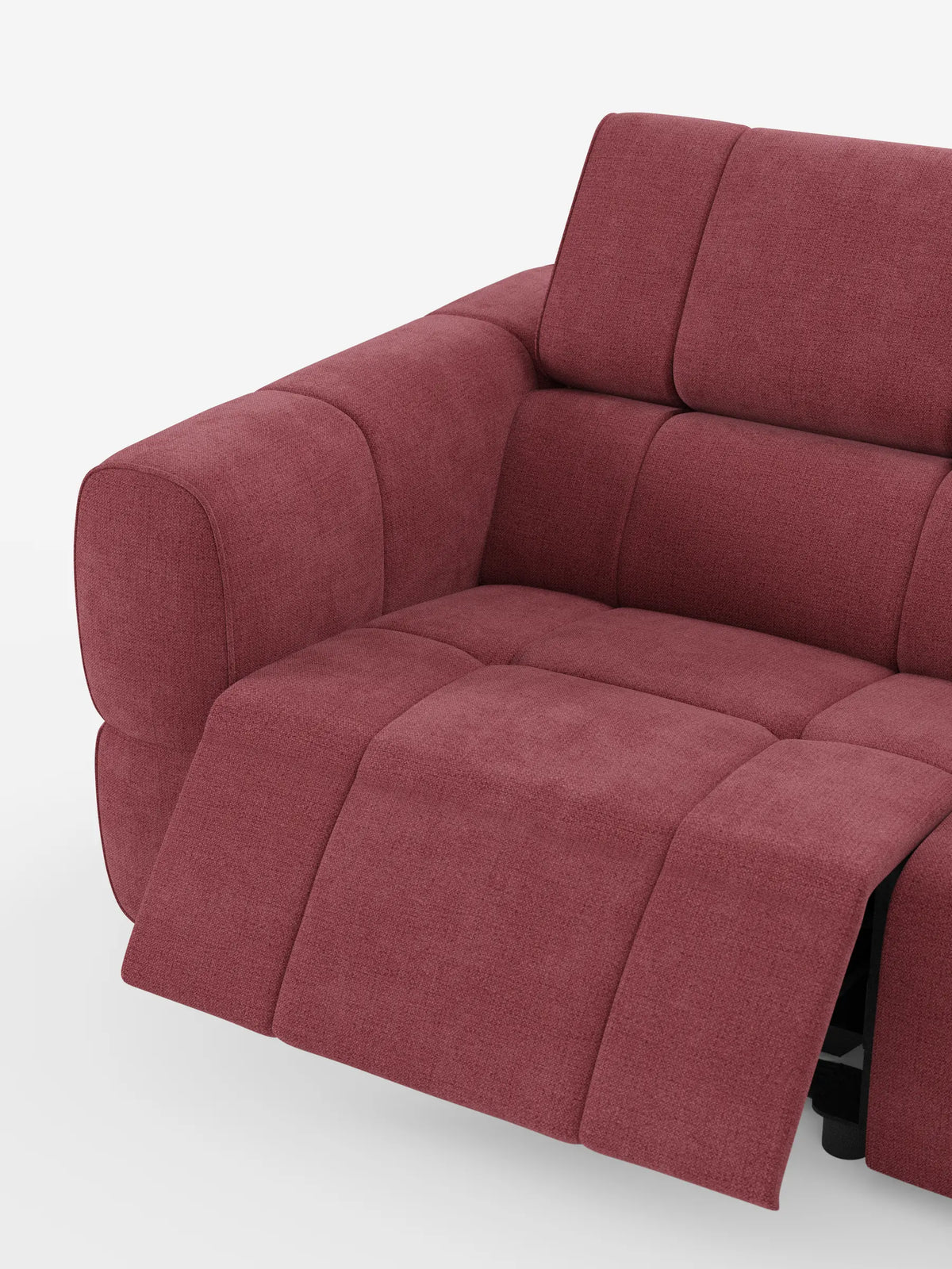 Un primo piano di un divano modulare Giotto a 4 posti di colore rosso intenso, con poggiatesta reclinabili e funzione relax elettrica opzionale, rivestito in tessuto smacchiabile T23, caratterizzato da un poggiapiedi rialzato, poggiatesta regolabili, seduta trapuntata e braccioli arrotondati su sfondo bianco.