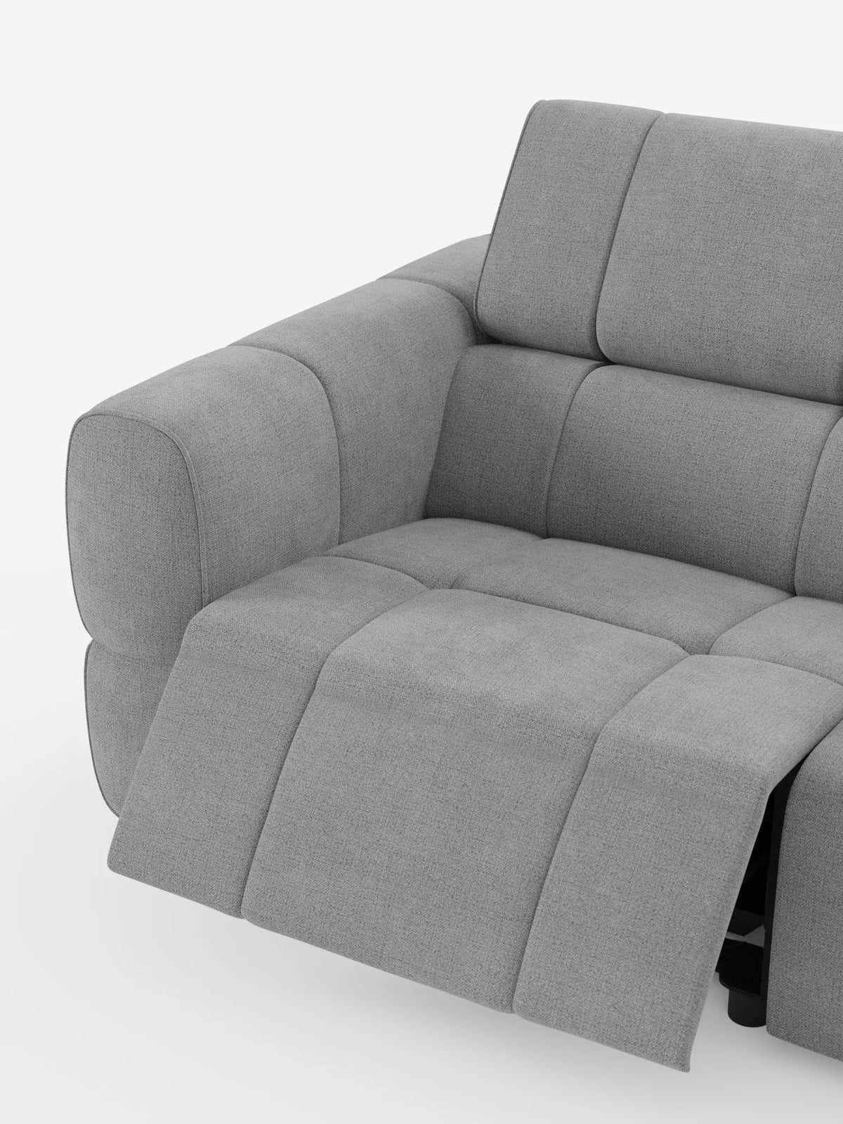 Un divano modulare Giotto grigio a 4 posti con poggiatesta reclinabili e funzione relax elettrica opzionale, rivestito in tessuto T23 antimacchia con trama a rilievo, poggiapiedi allungato, morbidi cuscini trapuntati e poggiatesta regolabili su sfondo bianco.
