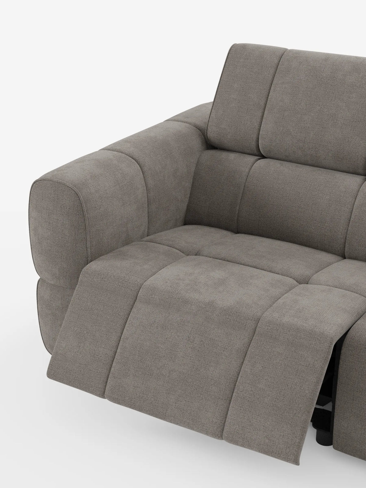 Un primo piano del divano modulare Giotto a 4 posti color taupe, con poggiatesta reclinabili e funzione relax elettrica opzionale, rivestito in tessuto smacchiabile T23, caratterizzato da un tessuto dalla trama morbida, un poggiatesta regolabile e un poggiapiedi elettrico estensibile.
