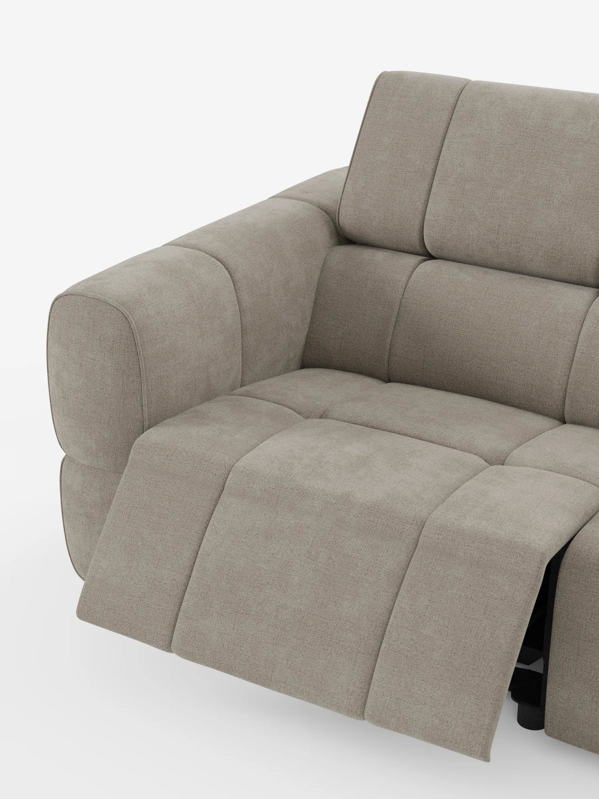 Un divano modulare Giotto contemporaneo color beige a 4 posti con poggiatesta reclinabili e funzione relax elettrica opzionale, rivestito in tessuto smacchiabile T23, dotato di poggiapiedi allungabile, morbidi cuscini segmentati e poggiatesta regolabili, su sfondo bianco.