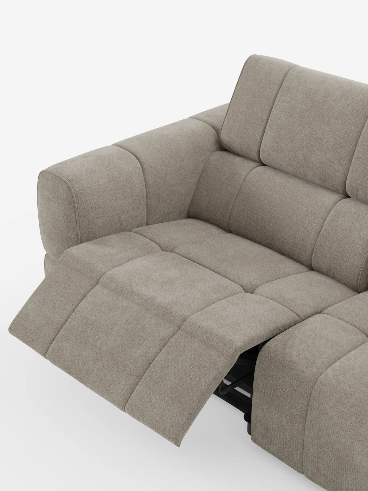 Giotto, divano modulare a 3 posti con poggiatesta reclinabili e funzione relax elettrica opzionale, in tessuto smacchiabile T23: un divano a tre posti in tessuto beige con design trapuntato e testurizzato, poggiapiedi rialzato e poggiatesta regolabili su sfondo bianco.