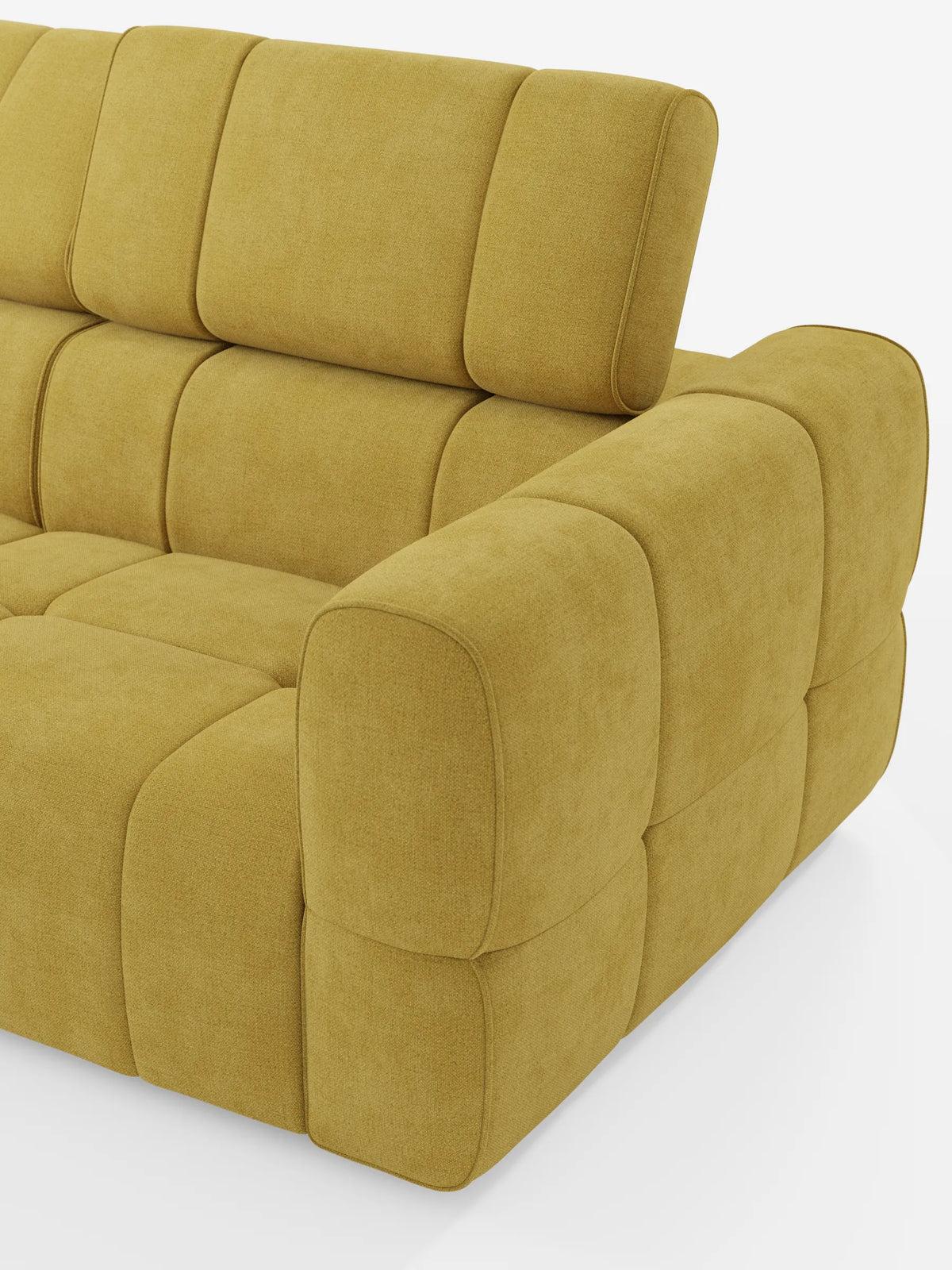 Un divano componibile Giotto di colore giallo senape con terminale aperto - opzione relax elettrico in tessuto smacchiabile T23, caratterizzato da un design modulare con cuscini trapuntati a quadrati, morbidi bordi arrotondati e un bracciolo spesso in tessuto testurizzato.
