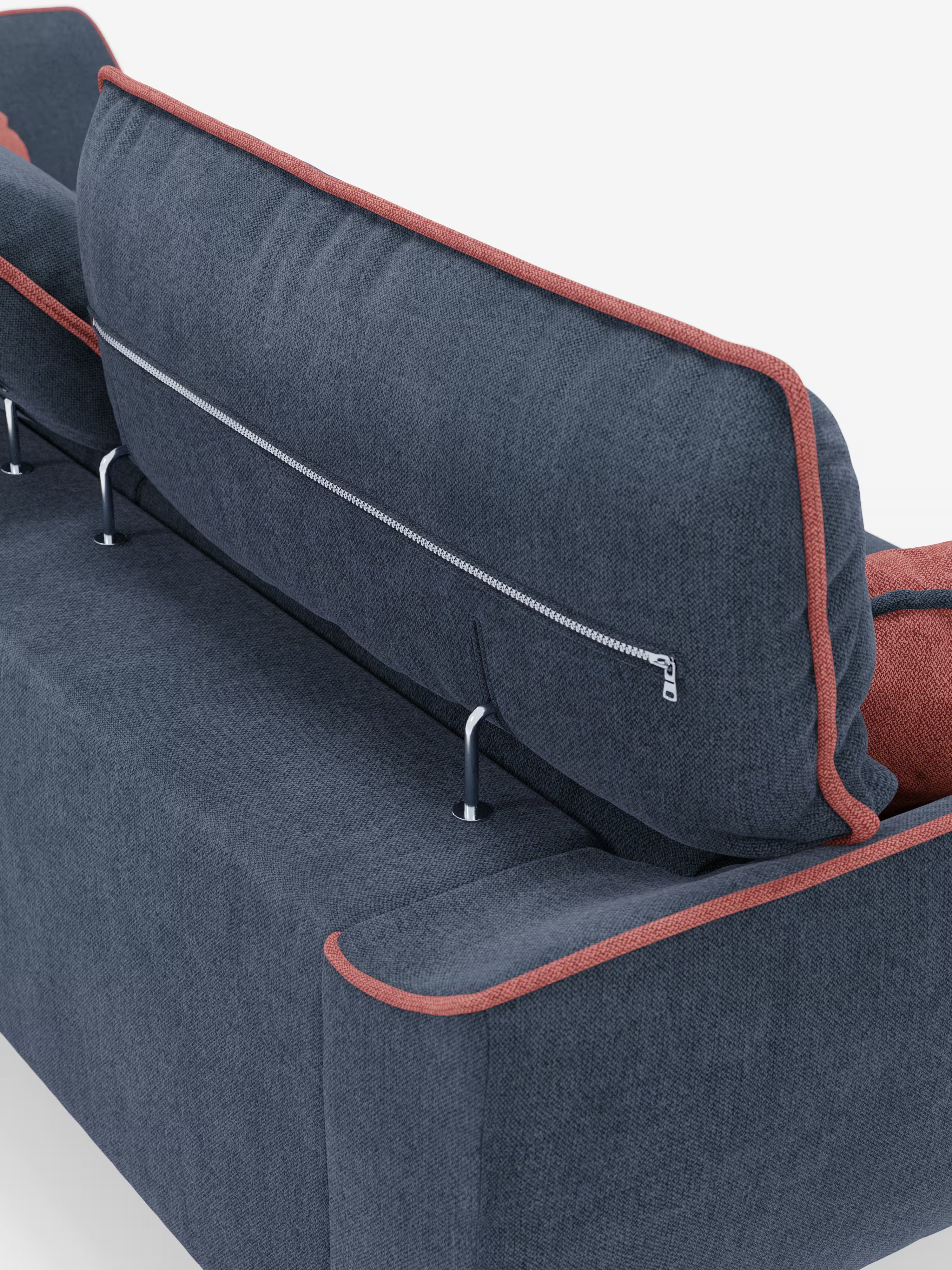 Il divano Michelangelo 4 Posti bicolore di Divani.Store è qui presentato in tessuto T23 blu scuro smacchiabile con un accattivante bordo rosso, ripreso nella vista posteriore. Lo schienale presenta eleganti cerniere argentate e robusti supporti in metallo, mentre sul sedile poggiano due cuscini di un rosso vivace. L'immagine è inquadrata su uno sfondo bianco a tinta unita.