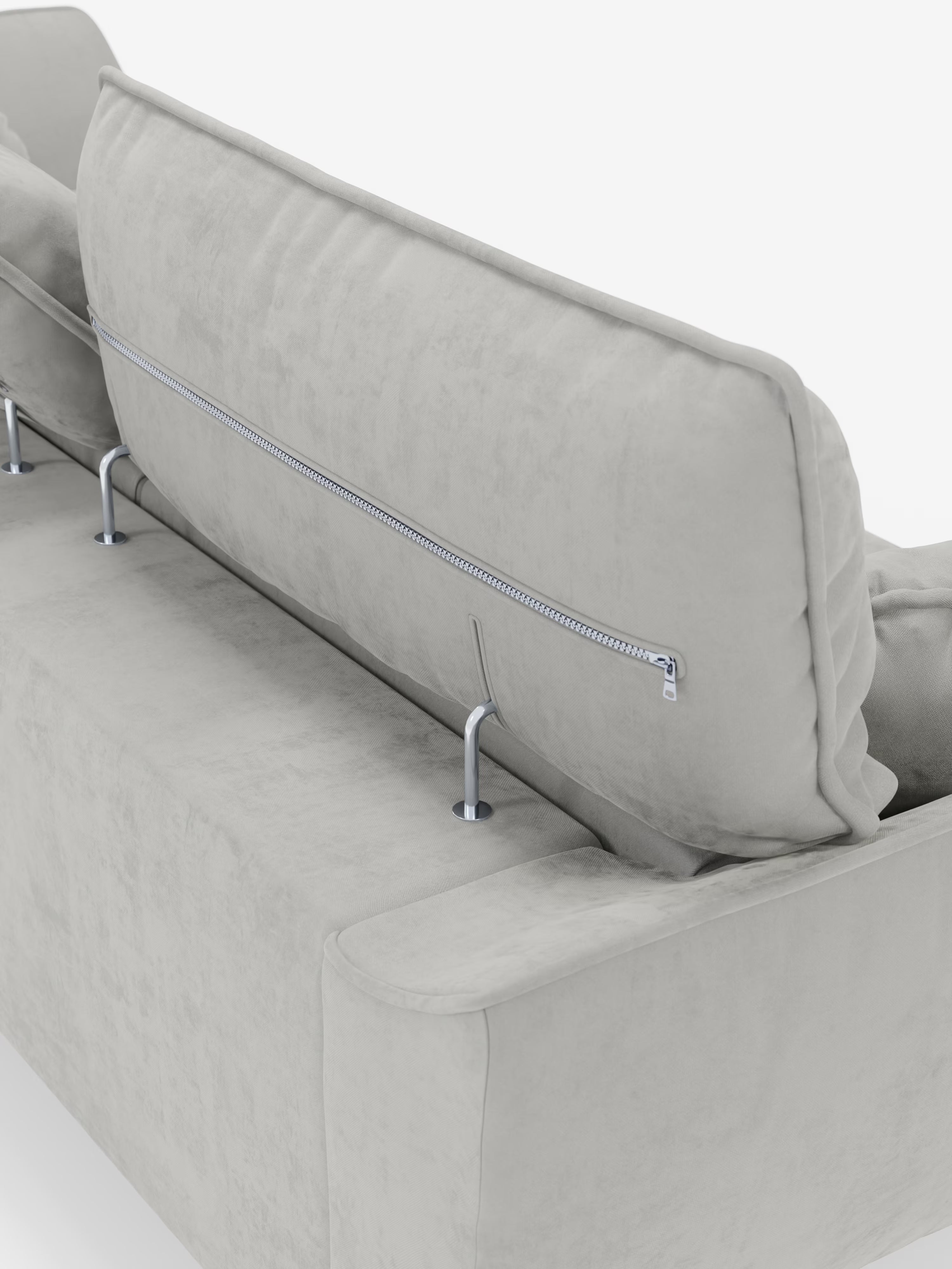 Il divano Michelangelo 4 Posti di Divani.Store è raffigurato nella vista posteriore, con tre sedute estensibili e poggiatesta regolabili, rivestito in un elegante tessuto effetto velluto T30 resistente alle macchie. Il rivestimento grigio chiaro presenta una consistenza morbida e vellutata; il cuscino dello schienale, parzialmente tirato in avanti, lascia intravedere una cerniera metallica e due aste di sostegno in metallo fissate al telaio. Lo sfondo è bianco a tinta unita.