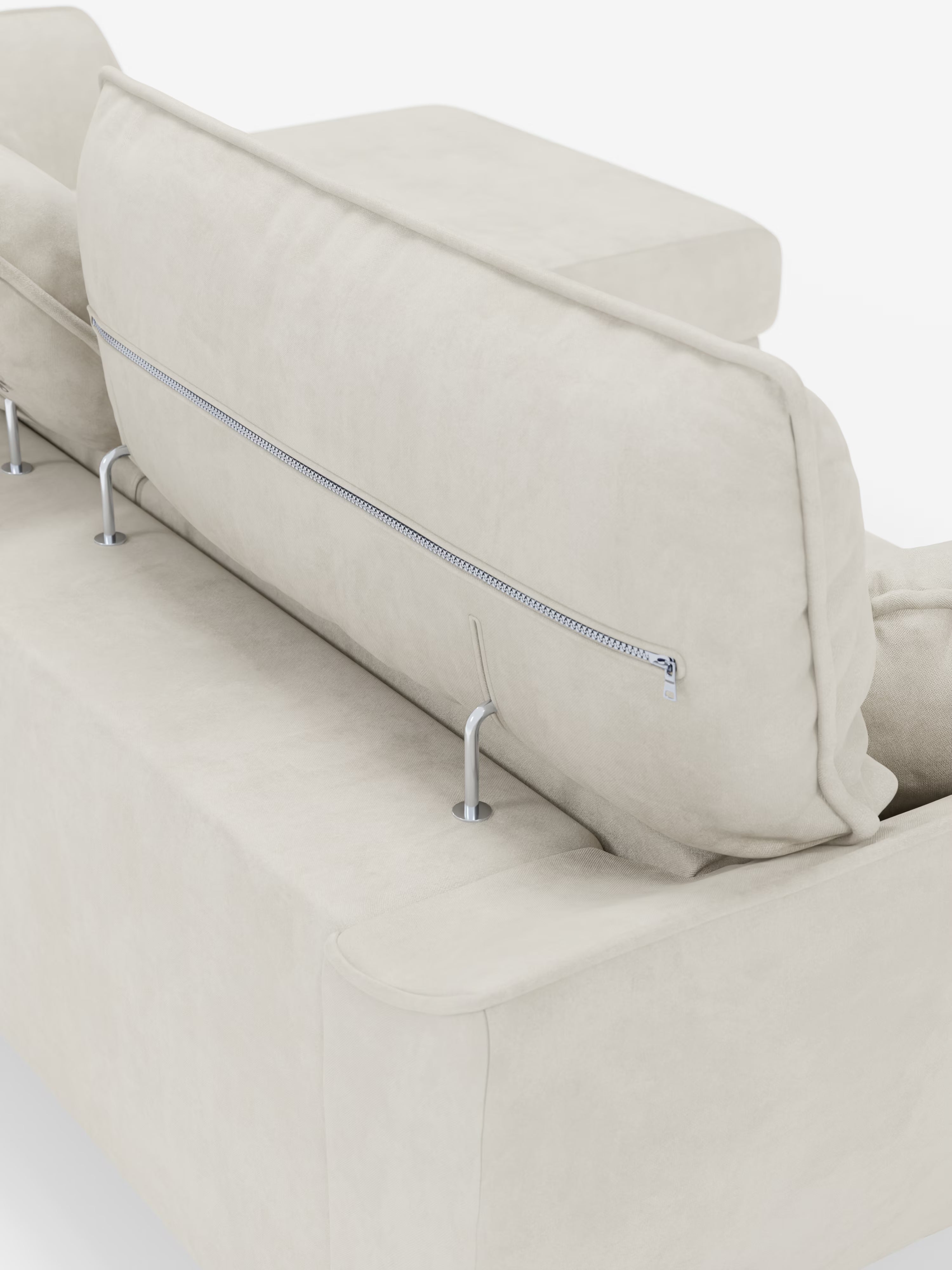Un primo piano del divano angolare con penisola e sedute estensibili “Michelangelo” di Divani.Il modello, realizzato in raffinato tessuto smacchiabile effetto velluto T30 color beige chiaro, mette in risalto lo schienale della chaise longue con una cerniera orizzontale a vista sul cuscino e le aste di sostegno in metallo collegate al telaio principale, evidenziando il design sofisticato e i dettagli costruttivi su uno sfondo bianco a tinta unita.