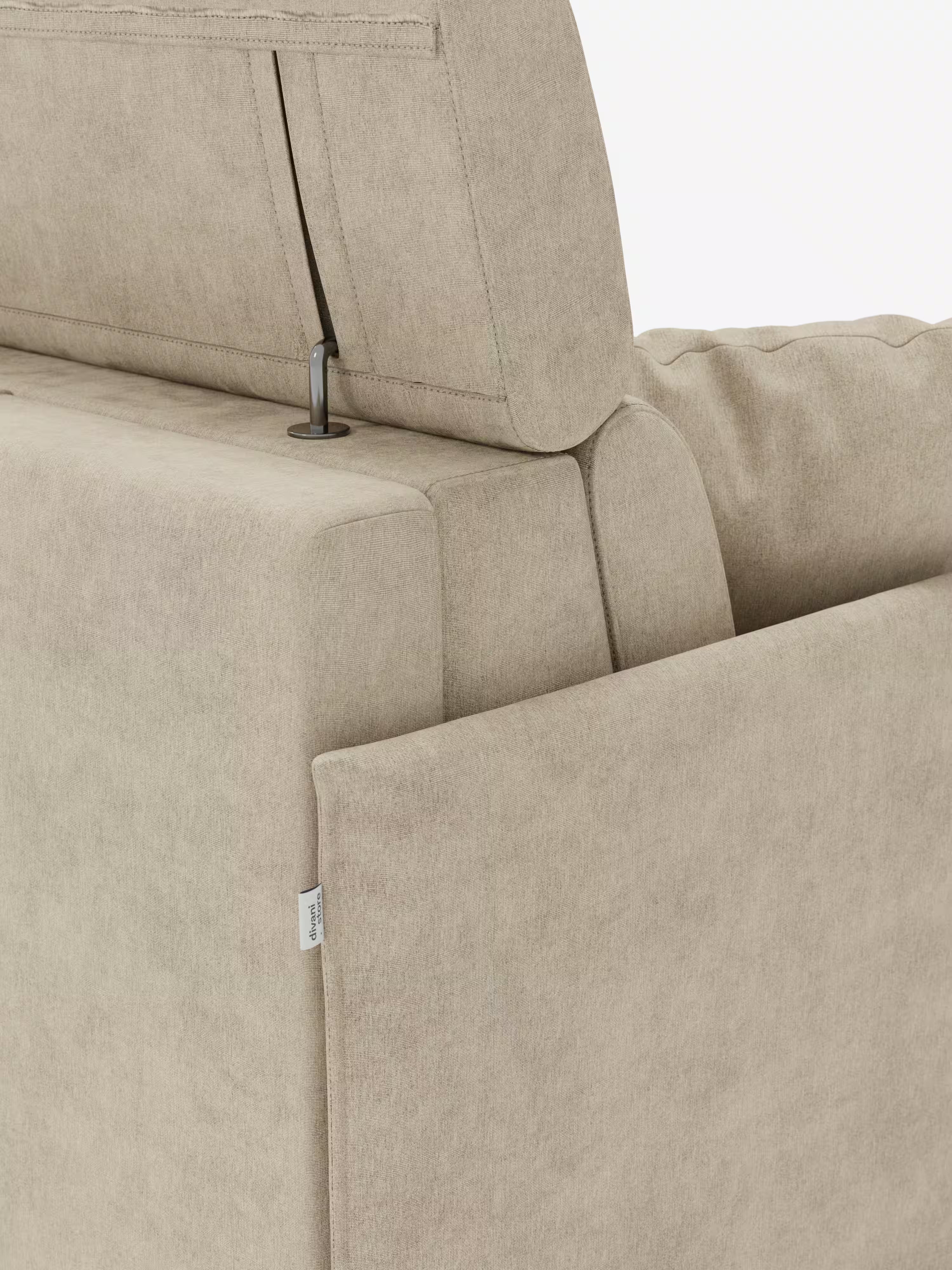 Primo piano del divano letto Miryam con poggiatesta reclinabili e comfort maxi di Divani.Store, rivestito in morbido tessuto smacchiabile T31 color beige. L'immagine mette in risalto il design compatto con i poggiatesta reclinabili parzialmente sollevati e mostra una piccola etichetta bianca sul lato. Il tessuto morbido, le linee pulite e moderne e il colore neutro incarnano uno stile minimal contemporaneo. Lo sfondo è bianco a tinta unita.