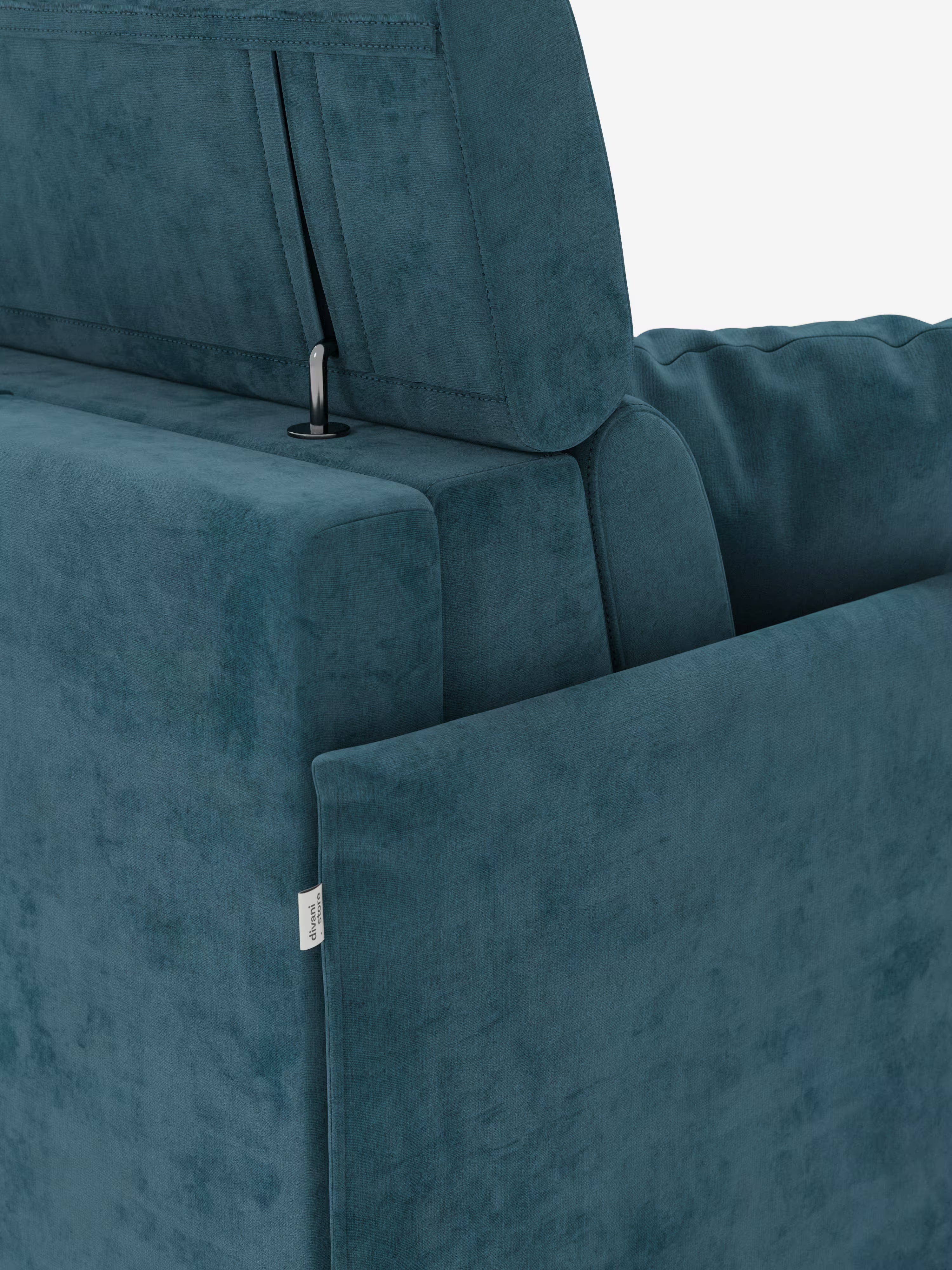 Primo piano della parte posteriore e laterale del divano letto Miryam con poggiatesta reclinabili e comfort maxi di Divani.Store, presentato in tessuto blu T31 resistente alle macchie. Questo moderno divano letto è caratterizzato da un poggiatesta regolabile, cuciture a vista, una piccola etichetta in tessuto bianco sul lato e linee eleganti e contemporanee su sfondo bianco.