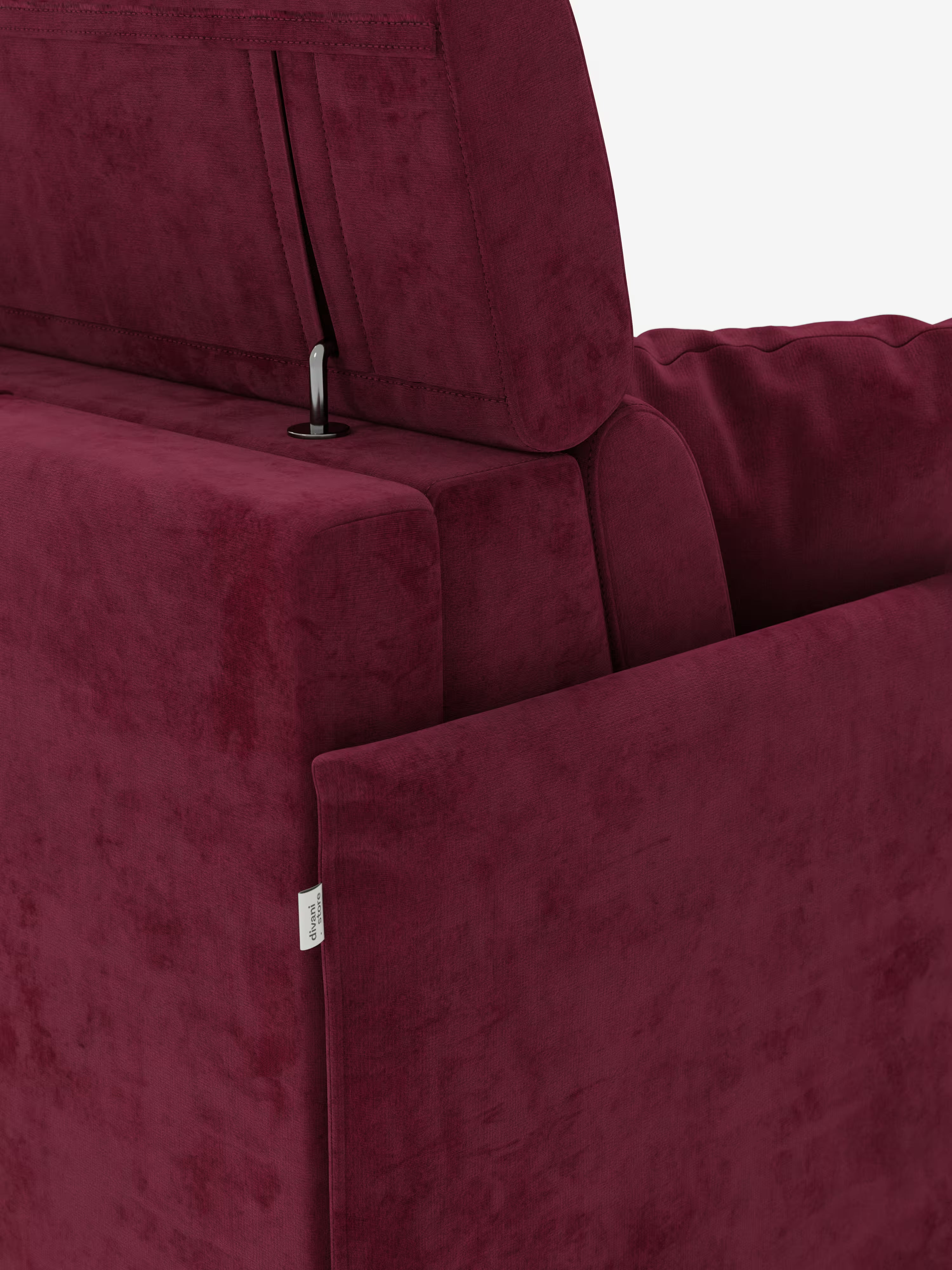 Primo piano del divano letto Miryam con poggiatesta reclinabili e comfort maxi di Divani.Store in color bordeaux, caratterizzato da poggiatesta regolabili con meccanismi di supporto in metallo a vista e da una piccola etichetta in tessuto bianco sul lato del bracciolo. Il design compatto è rivestito in morbido e soffice tessuto T31 resistente alle macchie. Lo sfondo è bianco a tinta unita.