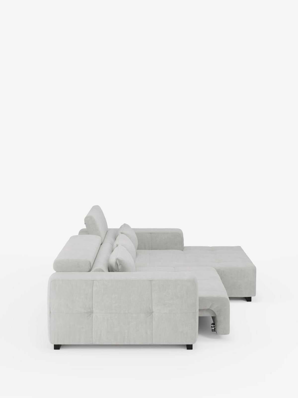 Il divano angolare Monarch, in un elegante grigio chiaro, con penisola e funzione Relax Elettrico per l’allungamento delle sedute, di Divani.Store, è raffigurato di profilo. Questo divano componibile è rivestito in morbido tessuto T31 resistente alle macchie e dotato di poggiatesta reclinabili regolabili, una chaise longue e una panca. Si appoggia su gambe corte nere su uno sfondo bianco a tinta unita.