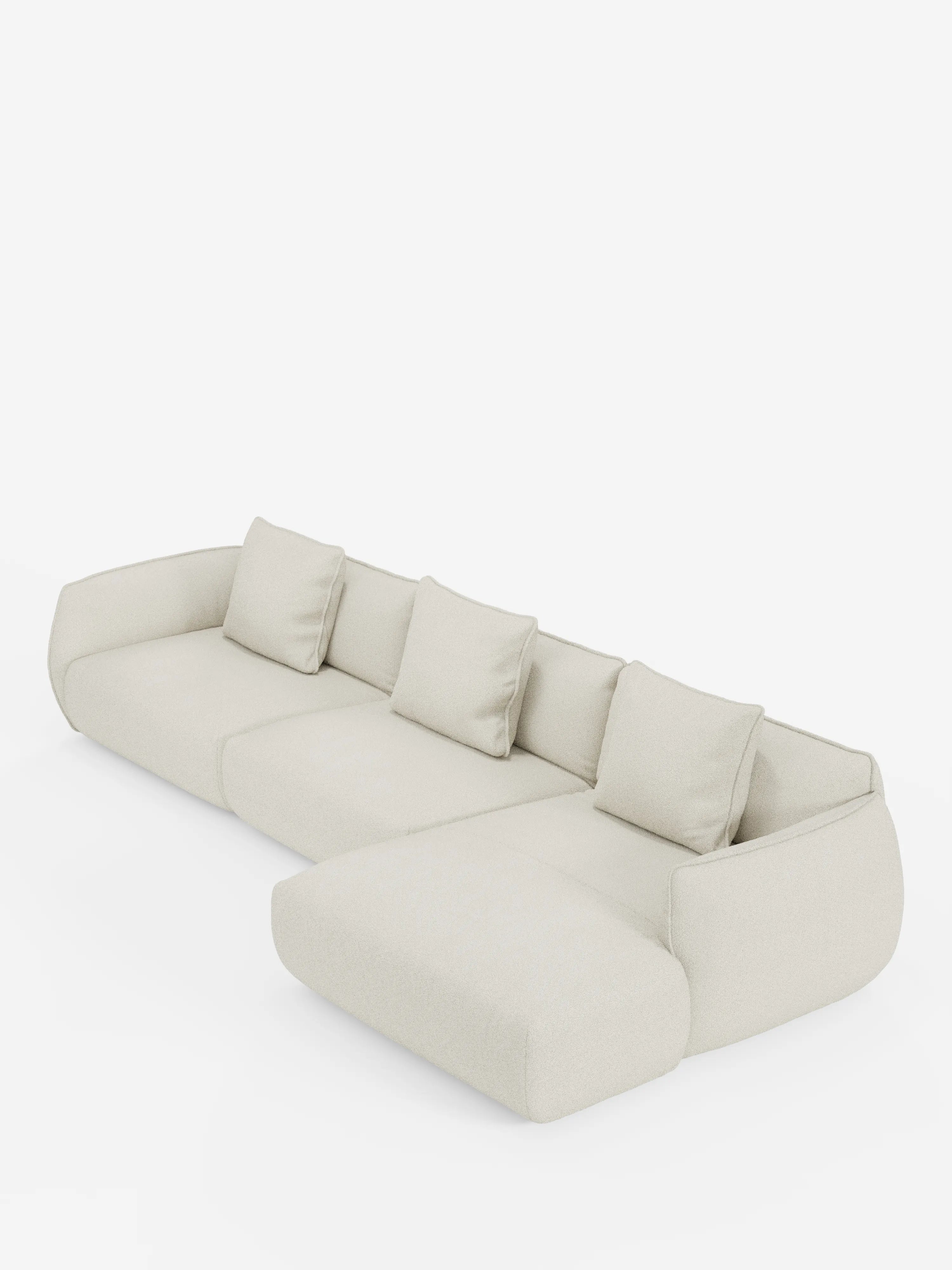Un moderno divano angolare Nimbus con penisola componibile in morbido tessuto effetto cotone smacchiabile T33 di Divani.Store, raffigurato in beige chiaro su sfondo bianco. Questo divano componibile presenta quattro cuscini schienali, ampi braccioli e una chaise longue allungata sul lato sinistro. Il design è elegante e minimalista, con bordi morbidi e arrotondati e un rivestimento soffice.
