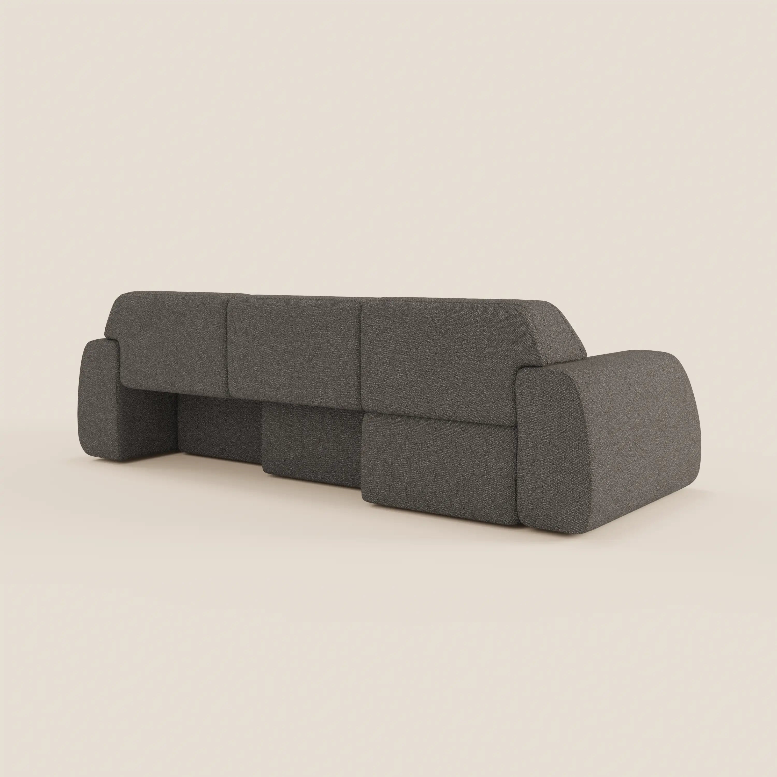 Divano Orbit grigio moderno e minimalista con 3 sedute scorrevoli e allungabili di Divani.Store visto dal retro, caratterizzato da una forma squadrata con tre cuscini di schienale e ampi braccioli, su uno sfondo beige chiaro che ne accentua le linee pulite.