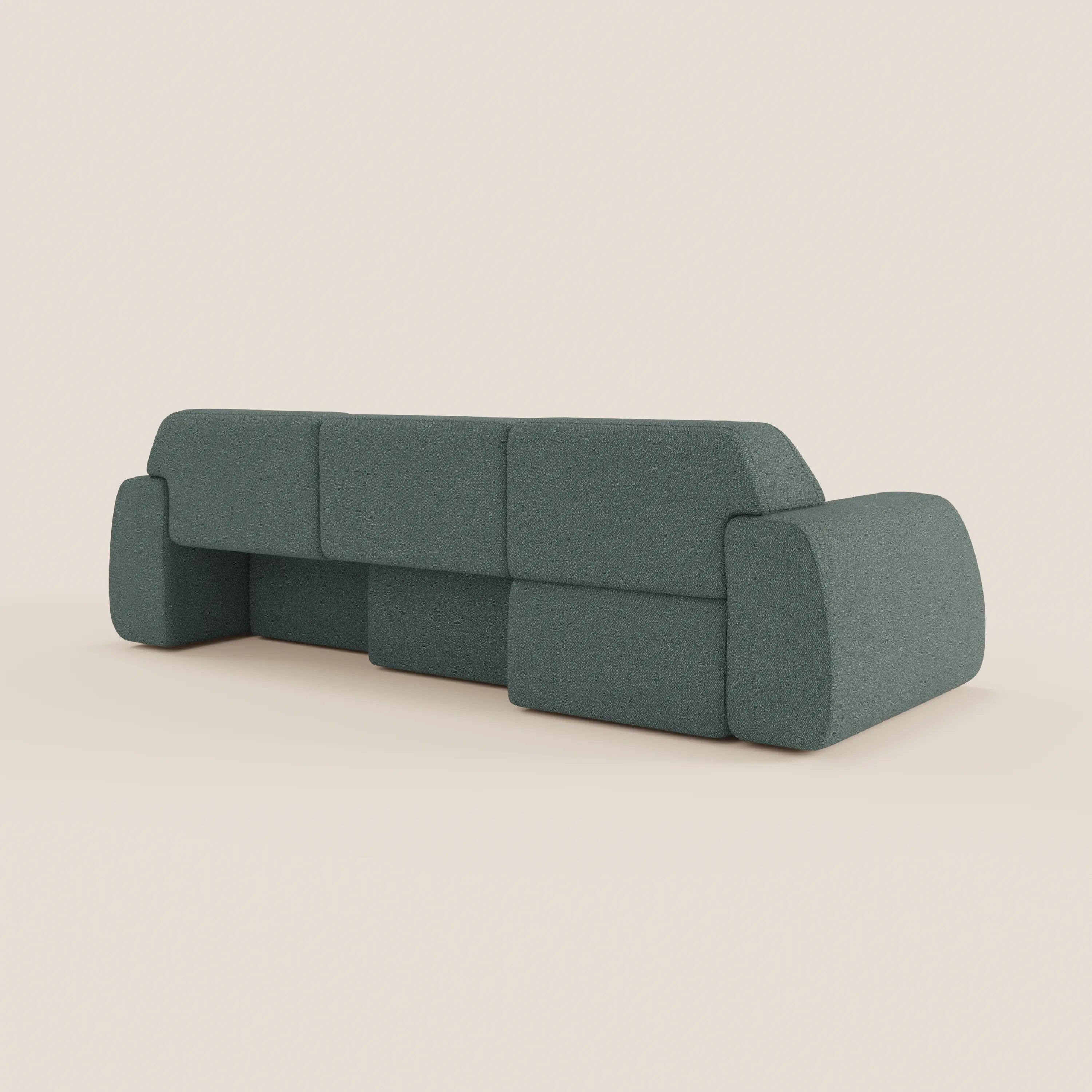 Il divano Orbit con 3 sedute scorrevoli e allungabili di Divani.Store, in tessuto effetto cotone smacchiabile T33, dal design moderno e minimalista teal, è mostrato su sfondo beige chiaro, con forme geometriche e braccioli spessi.