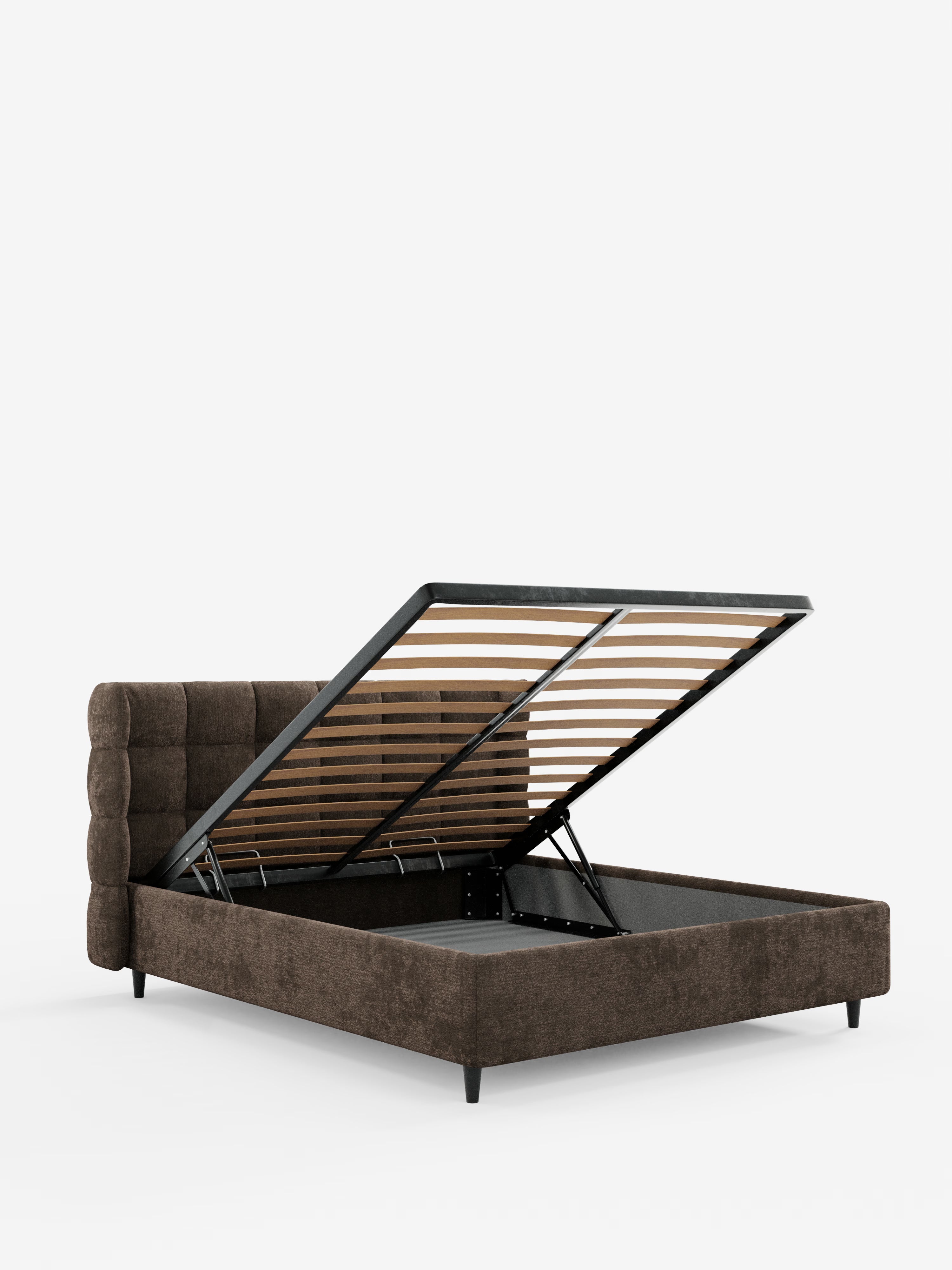 Il letto imbottito RAGNAR con vano contenitore e testiera capitonné avvolgente di Letti.store è qui presentato nella versione marrone, rivestito con un elegante tessuto certificato Oeko-Tex®. L'elegante testiera capitonné conferisce un tocco di raffinatezza, mentre la base del materasso, lasciata aperta, rivela l'ampio spazio contenitivo tipico di un letto contenitore. Le gambe affusolate nere e le robuste doghe in legno completano il design, il tutto su uno sfondo bianco a tinta unita.