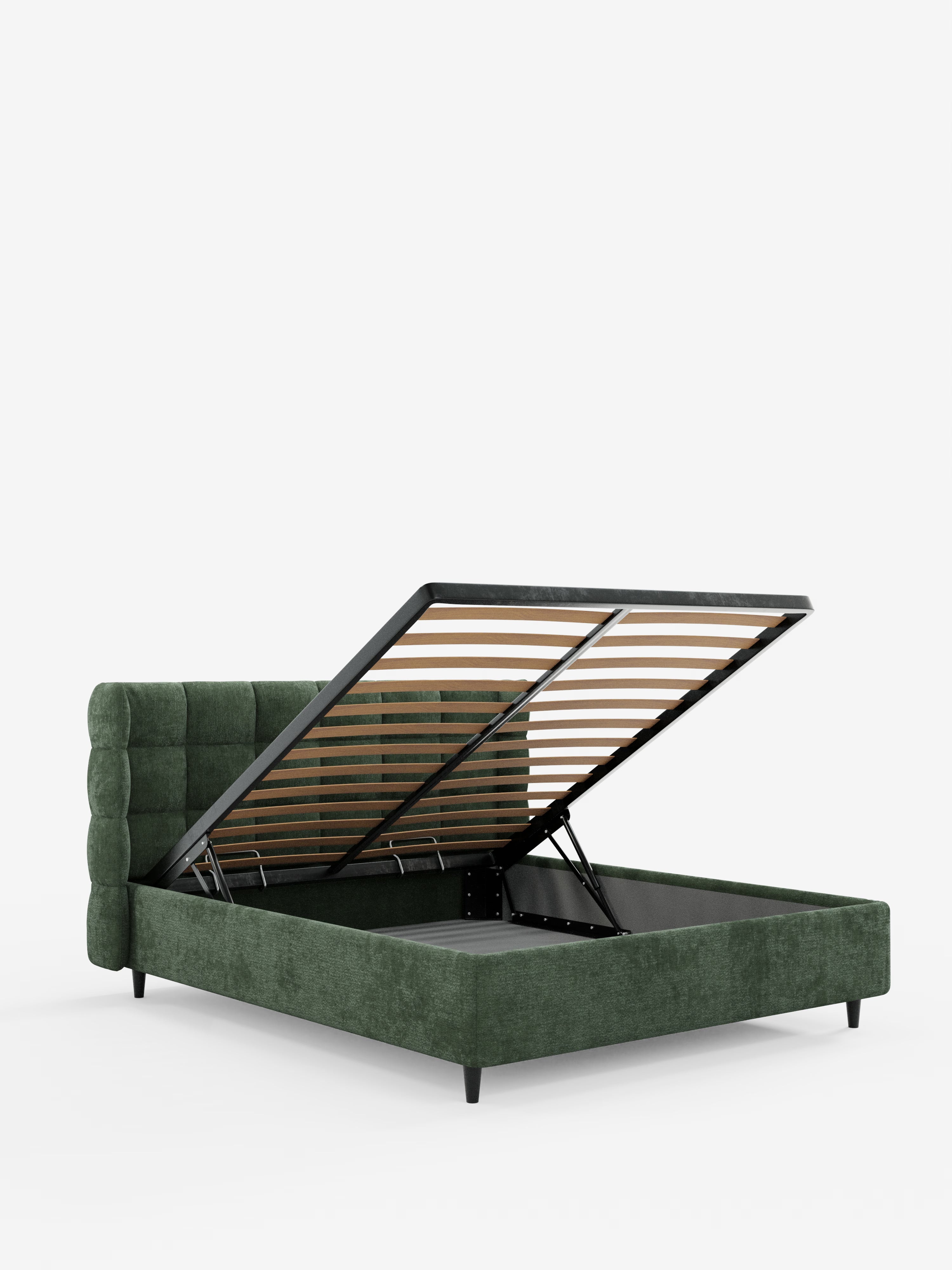 Il letto imbottito RAGNAR con contenitore e testiera capitonné avvolgente di Letti.store è un elegante letto imbottito di colore verde caratterizzato da una testiera capitonné trapuntata. Realizzato in tessuto certificato Oeko-Tex®, è dotato di un ampio vano contenitore sotto la piattaforma del materasso ribaltabile e poggia su corte gambe nere. Nella foto è raffigurato su uno sfondo bianco a tinta unita.