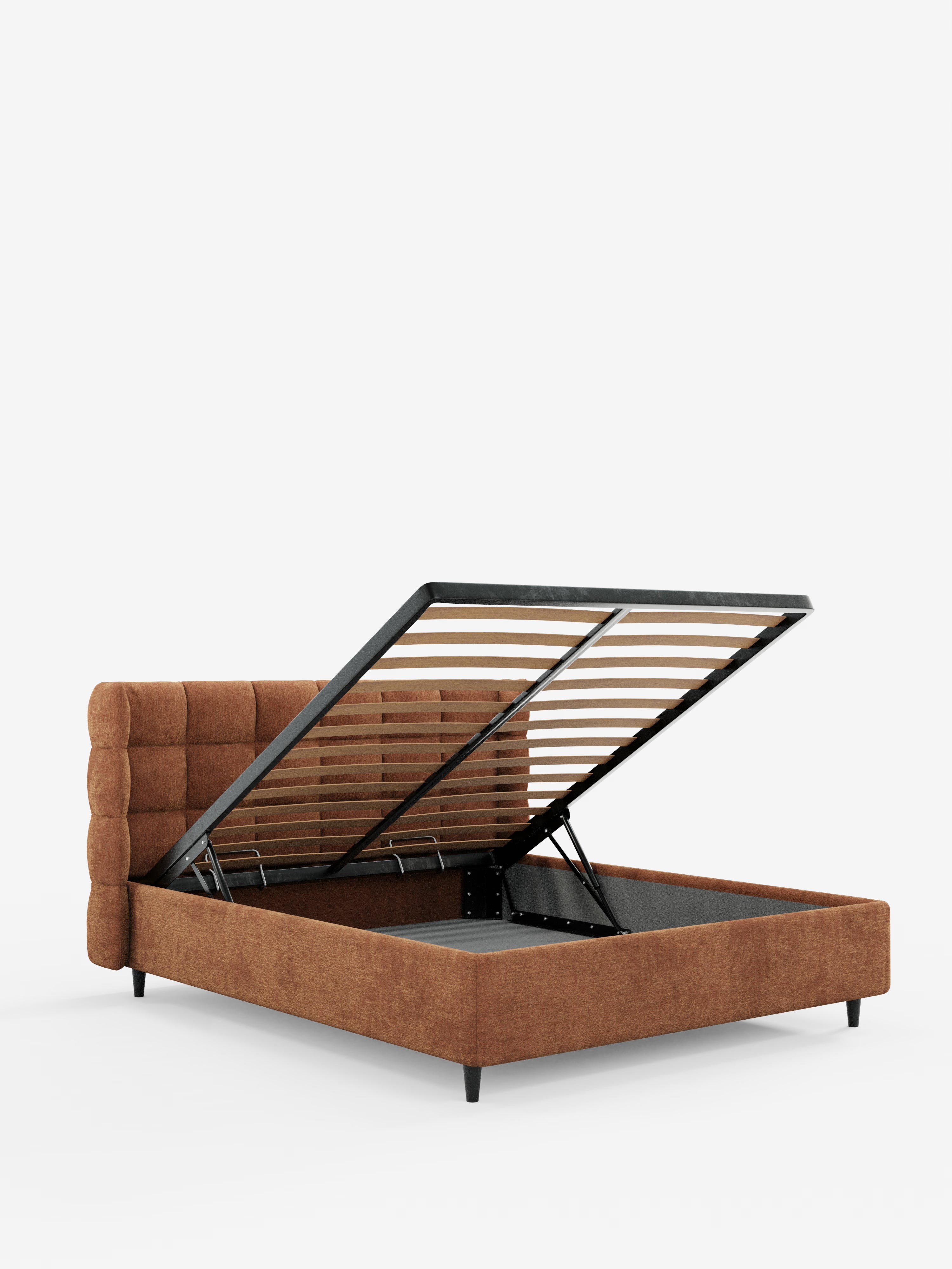 Il letto imbottito RAGNAR con contenitore e testiera capitonné avvolgente di Letti.store è caratterizzato da un elegante tessuto certificato Oeko-Tex® in una moderna tonalità di marrone, con una testiera capitonné avvolgente. Presentato con la base del materasso sollevata per mostrare l’ampio vano contenitore sottostante, questo letto presenta una struttura semplice e contemporanea sostenuta da gambe nere ed è fotografato su uno sfondo bianco a tinta unita.