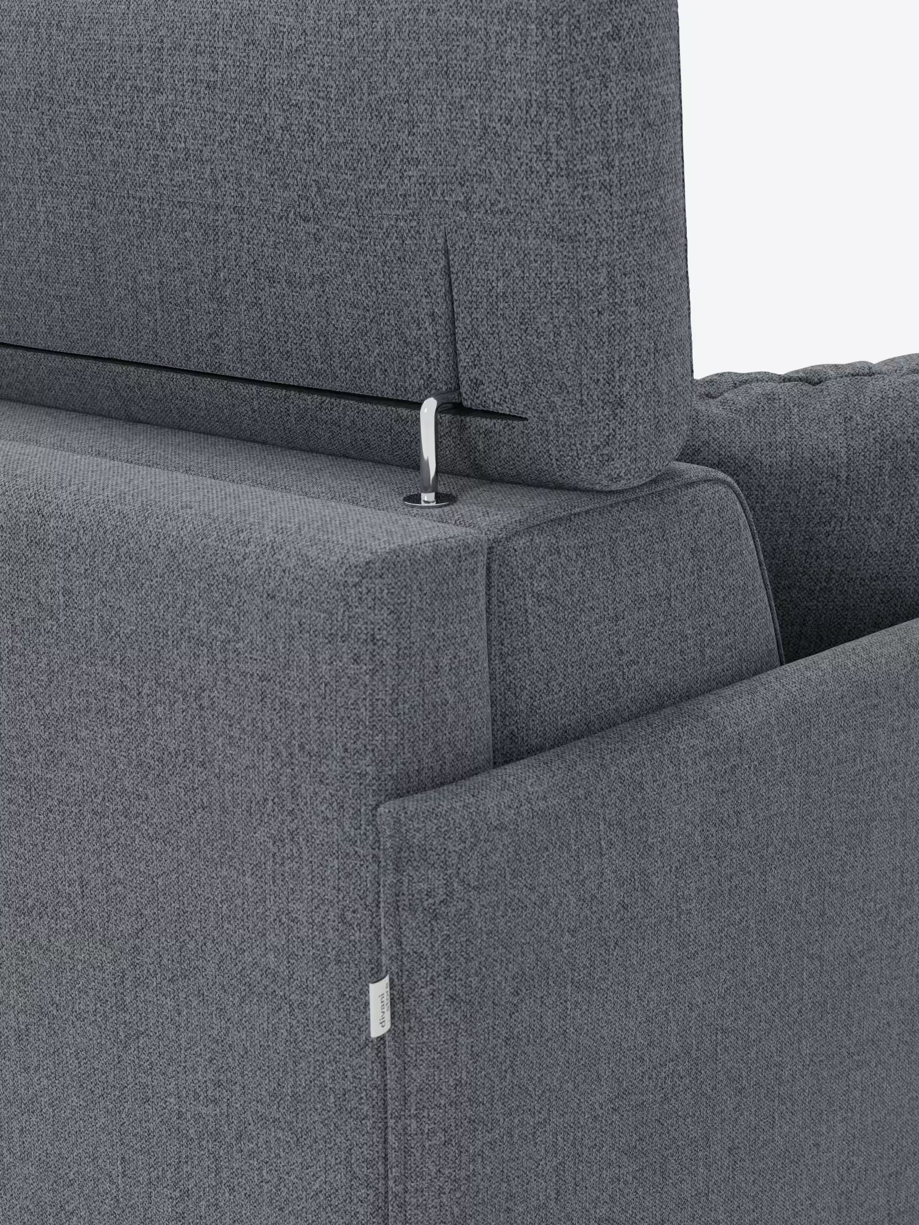 Primo piano del divano letto matrimoniale angolare “Sole” con penisola contenitore e poggiatesta reclinabili di Divani.Store, rivestito in tessuto T23 grigio testurizzato e resistente alle macchie. Sotto il cuscino dello schienale è visibile un meccanismo metallico di regolazione del poggiatesta, mentre sul lato è applicata una piccola etichetta in tessuto bianco. Lo sfondo è bianco e uniforme.