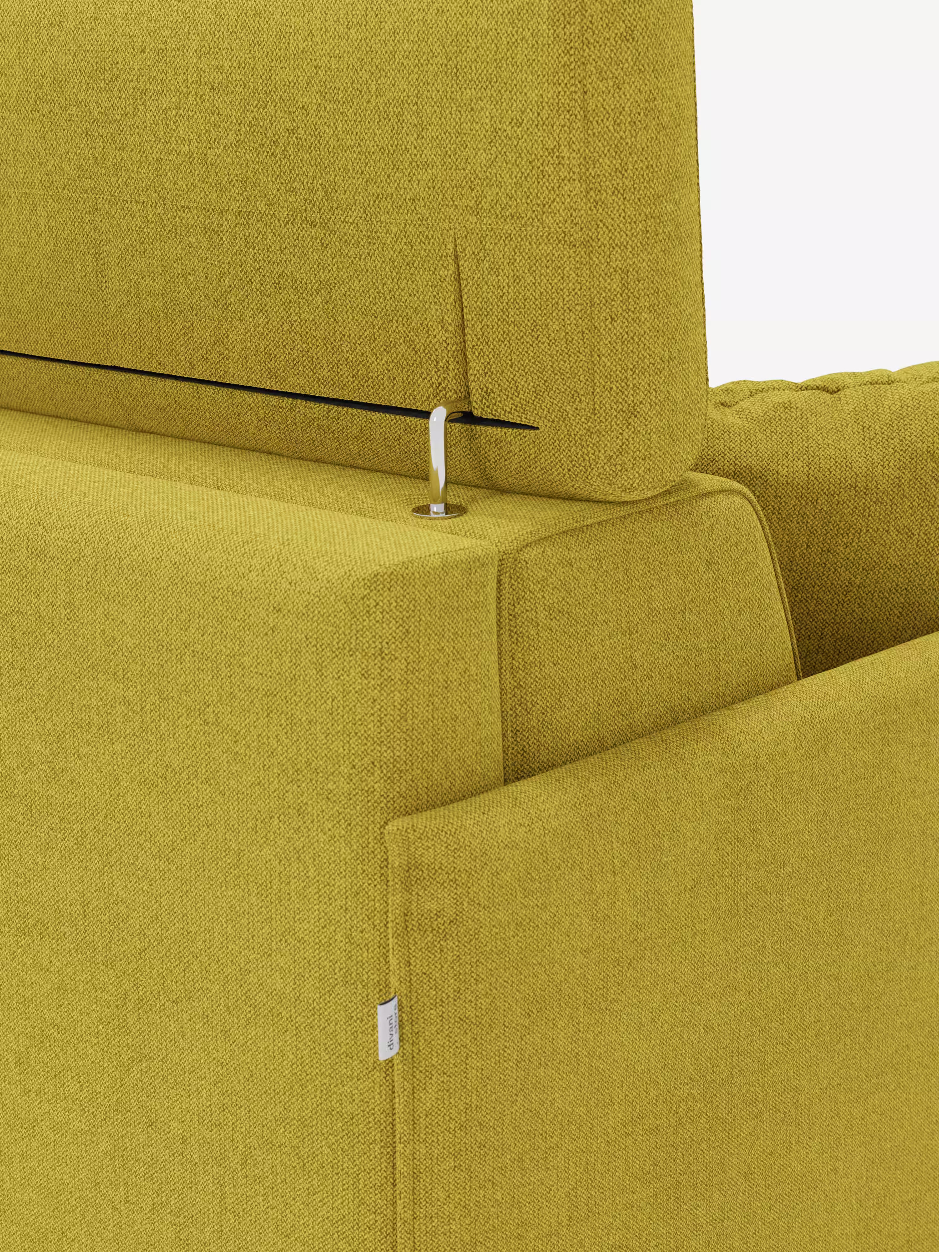 Un primo piano del divano letto matrimoniale angolare “Sole” con penisola contenitore e poggiatesta reclinabili di Divani.Store, in giallo senape, mostra lo schienale parzialmente sollevato con una cerniera metallica di sostegno visibile che lo collega alla seduta. Il tessuto smacchiabile T23 presenta una trama a rilievo, mentre una piccola etichetta in tessuto bianco è applicata sul lato del bracciolo, sottolineandone il fascino in stile scandinavo.