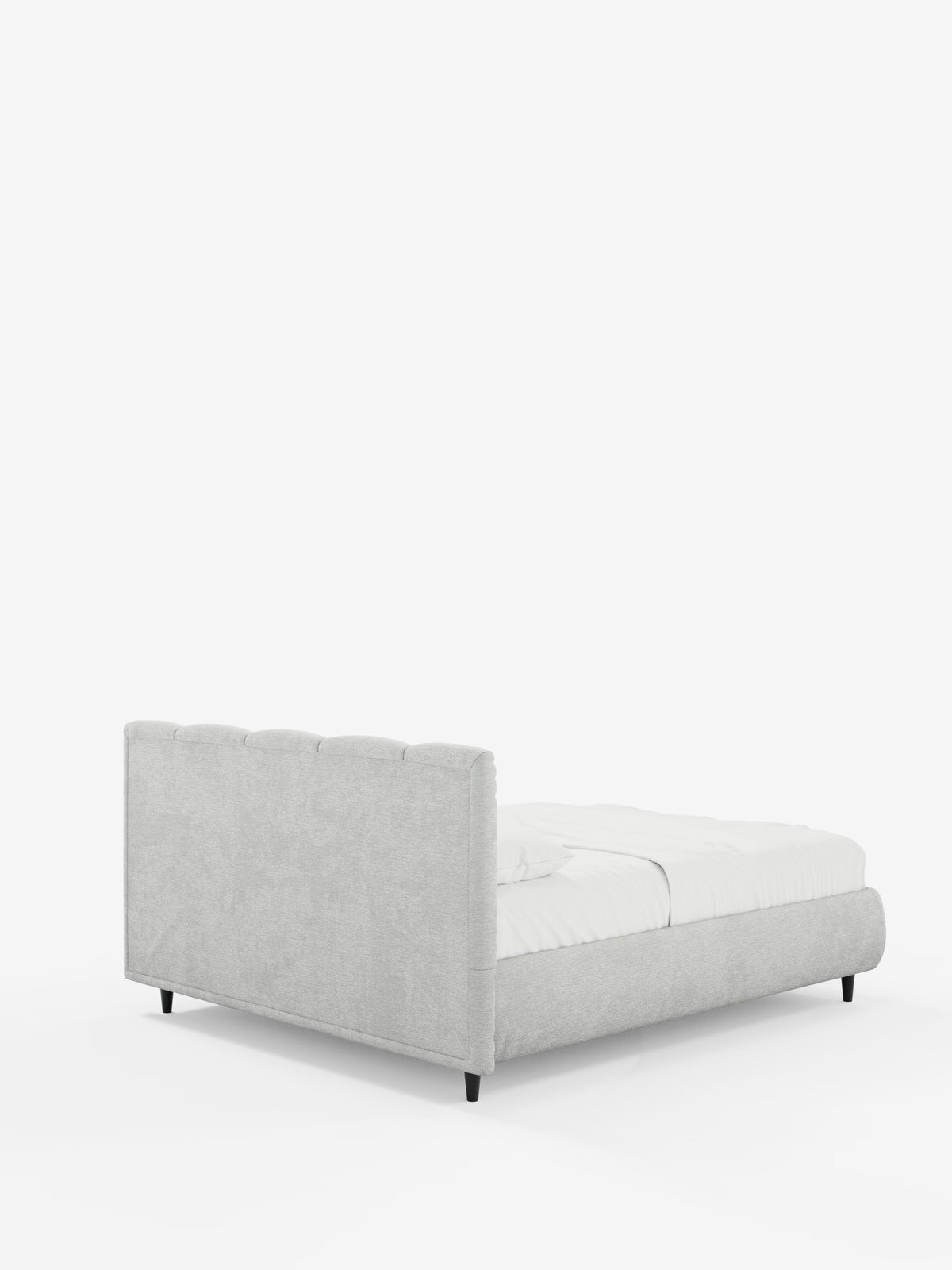 Un letto imbottito ARKAM grigio chiaro con contenitore e testiera a cuciture verticali di Letti.store, caratterizzato da una testiera rettangolare imbottita con cuciture verticali e da un design dal profilo basso. Il letto è rifatto con cura con biancheria da letto bianca ed è posizionato ad angolo rispetto ai piedi, su uno sfondo bianco a tinta unita. Sotto il rivestimento in tessuto certificato Oeko-Tex®, in autentico stile shabby chic, sono visibili quattro corte gambe nere.