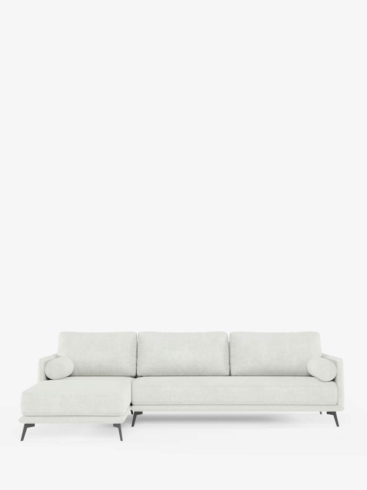 Il divano moderno angolare con penisola “Basalto” di Divani.Store presenta un design elegante a forma di L in grigio chiaro, con tre cuscini di seduta, tre cuscini di schienale, due cuscini cilindrici e sottili gambe in metallo nero. Rivestito in tessuto T31 antimacchia con cuscini imbottiti in piuma, questo raffinato divano componibile si staglia su uno sfondo bianco a tinta unita, incarnando l’eleganza italiana senza tempo e lo stile contemporaneo.
