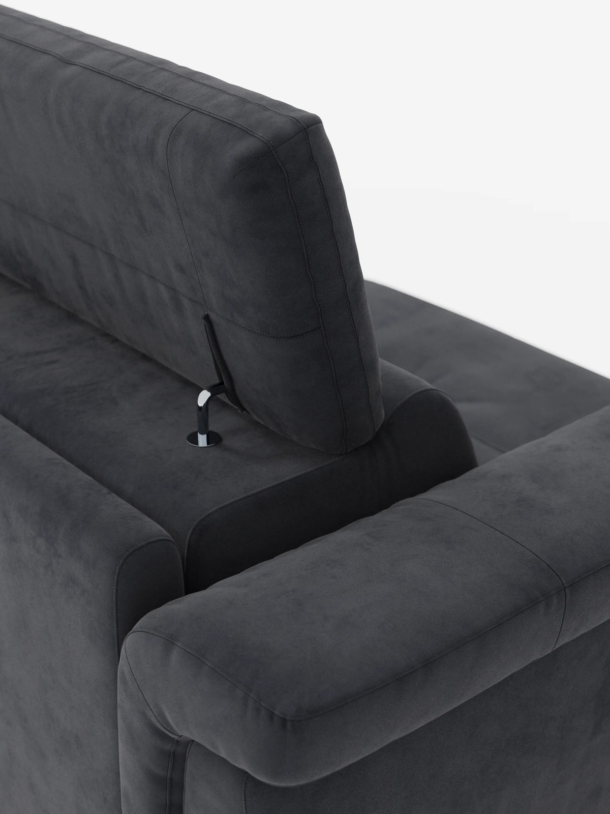 Primo piano del divano letto di design Capri di Divani.Store, caratterizzato da gambe alte e da un poggiatesta reclinabile collegato tramite un'asta metallica a vista. Il divano è rivestito in un raffinato tessuto T30 effetto velluto, resistente alle macchie, che esalta la squisita manifattura italiana, in contrasto con uno sfondo bianco a tinta unita.