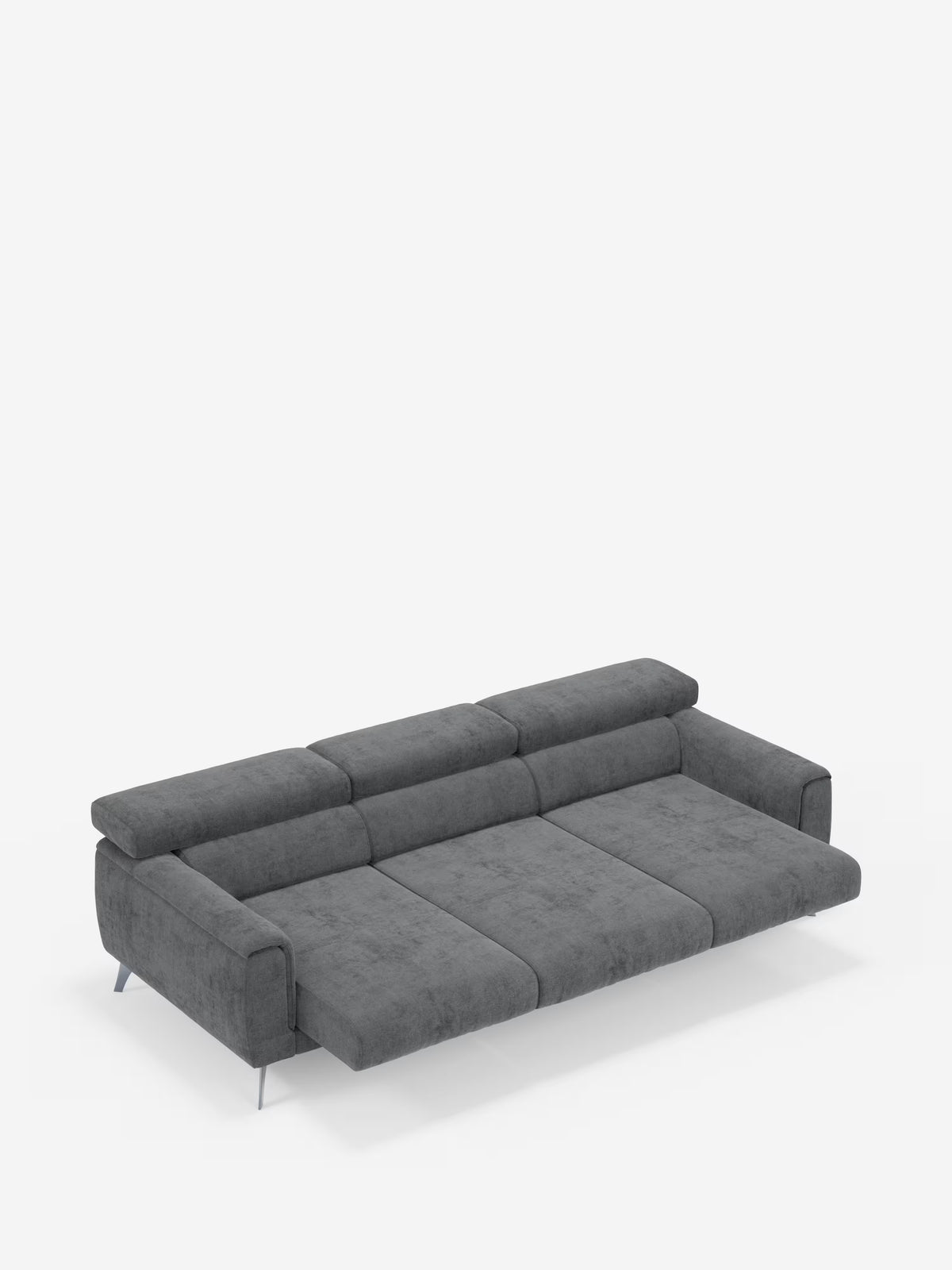 Un moderno divano Caravaggio a 4 posti con tre sedute scorrevoli di Divani.Store è esposto completamente esteso in posizione da letto piatta. Rivestito in tessuto T31 resistente alle macchie di colore grigio, presenta tre sedute scorrevoli, due braccioli, schienali divisi con poggiatesta reclinabili e gambe corte in metallo angolate. Lo sfondo è bianco a tinta unita.