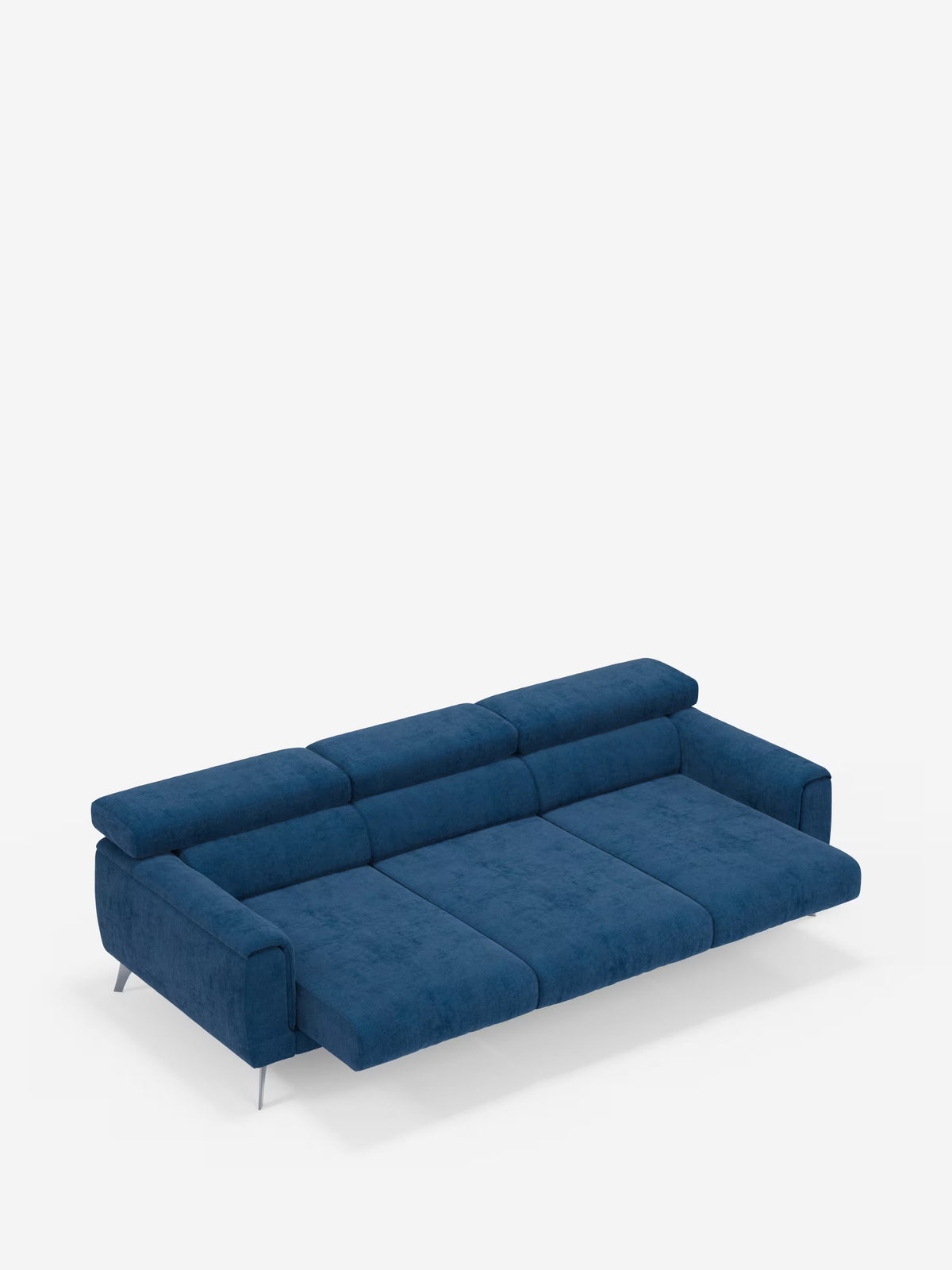 Un divano Caravaggio contemporaneo a 4 posti con tre sedute scorrevoli di Divani.Store, rivestito in tessuto blu T31 facile da pulire, caratterizzato da linee pulite, gambe basse in metallo e un design minimalista. Il divano è raffigurato completamente esteso in posizione letto su uno sfondo bianco a tinta unita, con i poggiatesta regolabili reclinati.